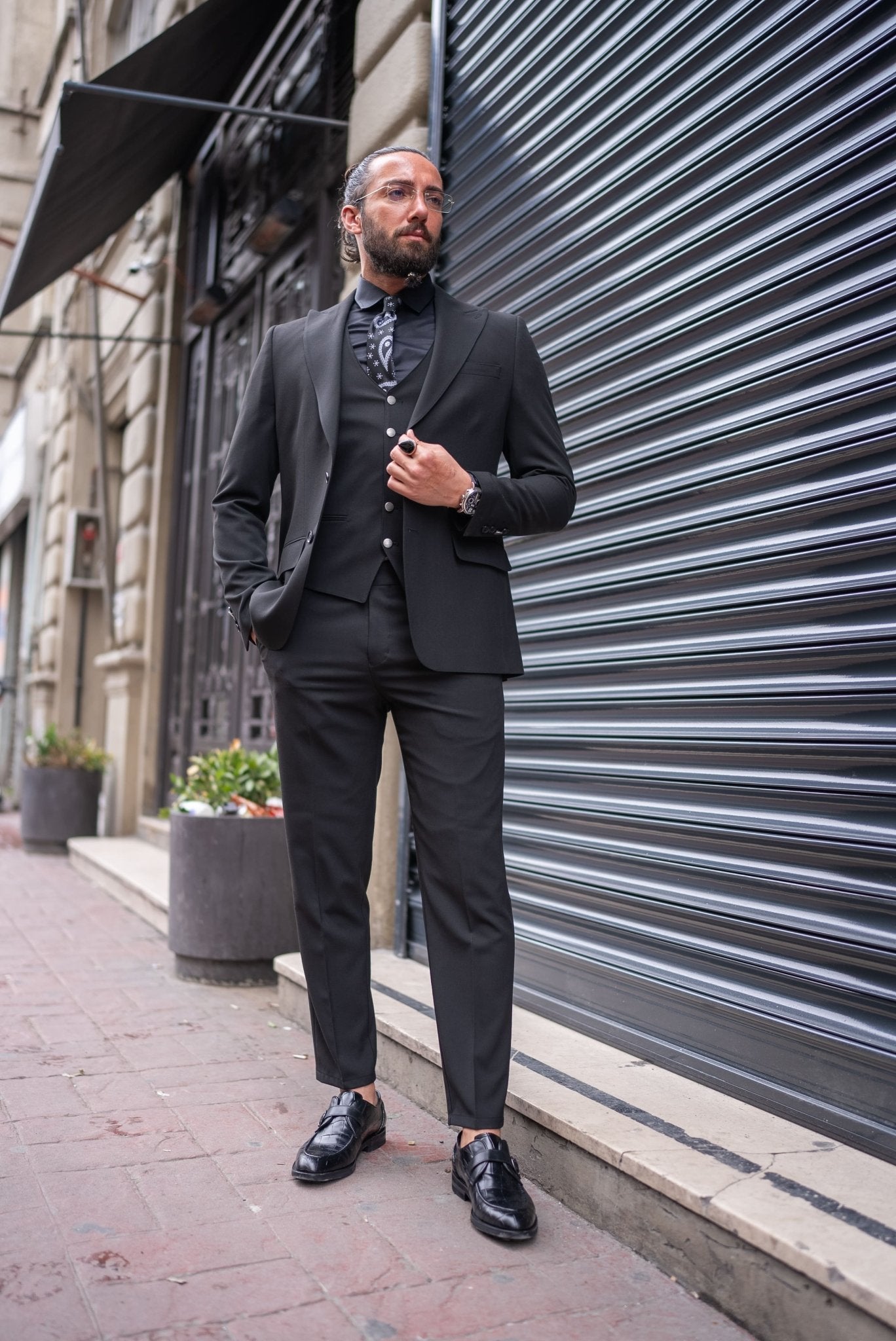 Fashion traje de vestir negro hombre