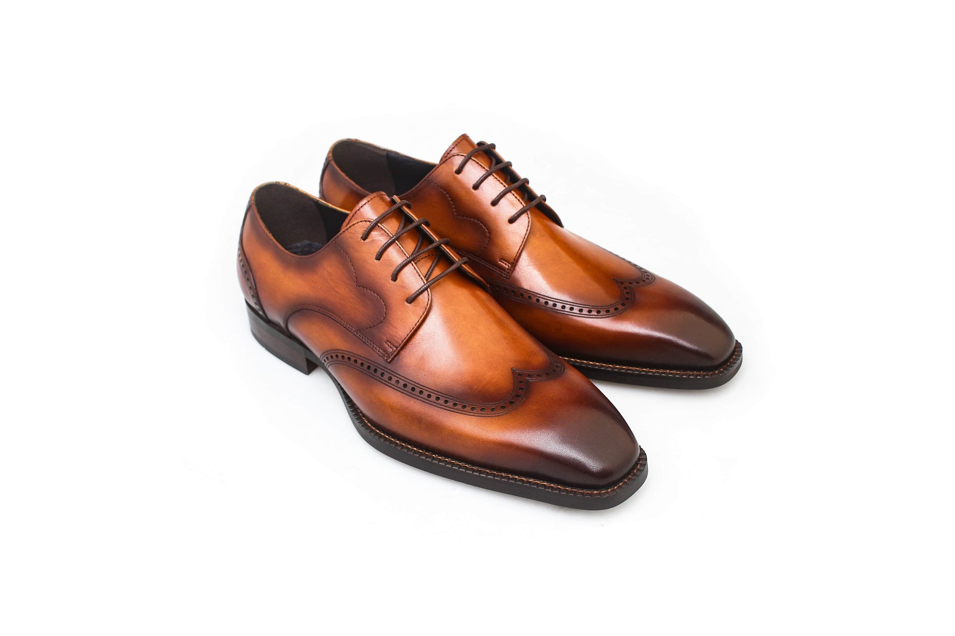 Cognac Classic Brogue Derby in rich leather, featuring brogue details and crafted for formal elegance.