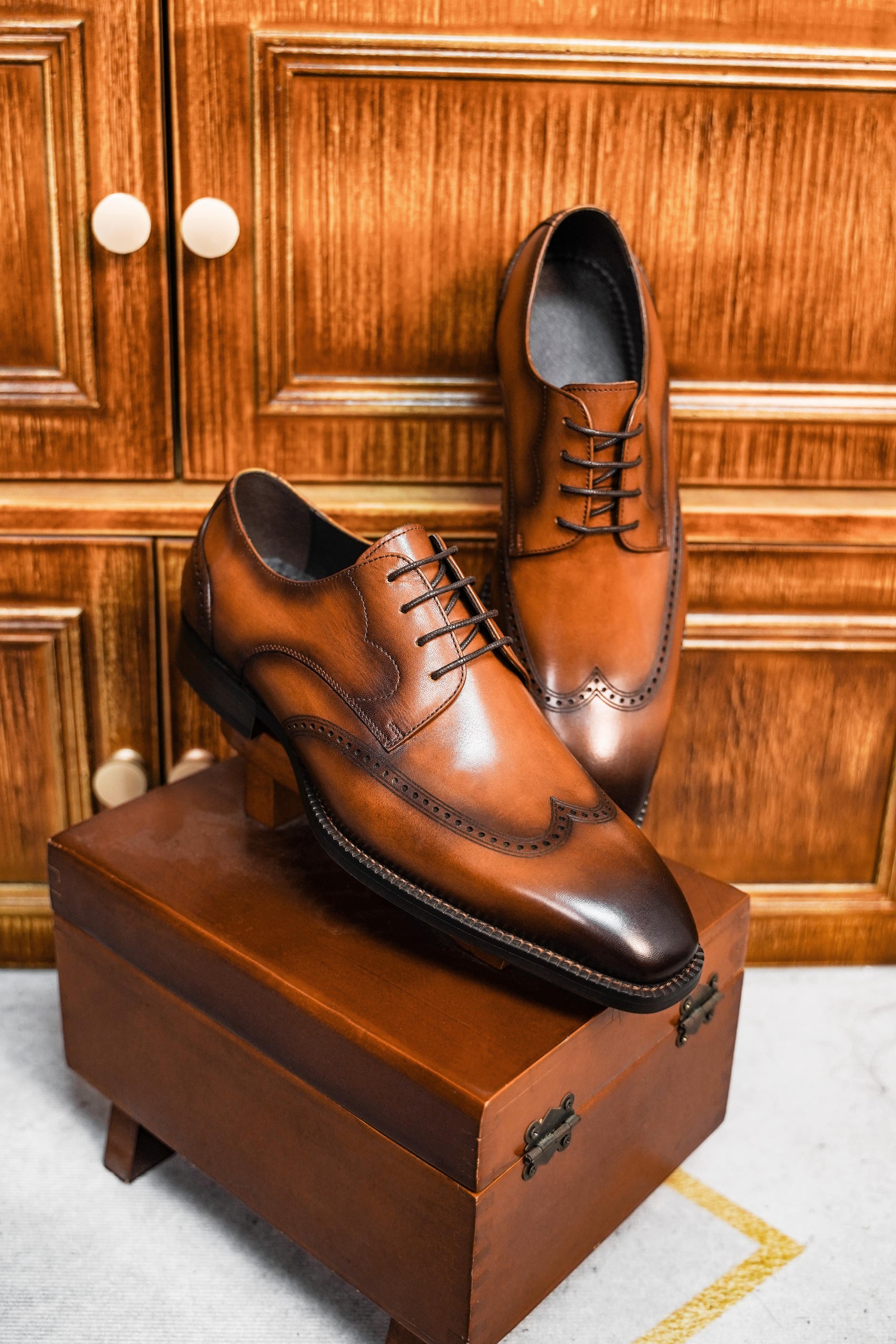 Cognac Classic Brogue Derby in rich leather, featuring brogue details and crafted for formal elegance.