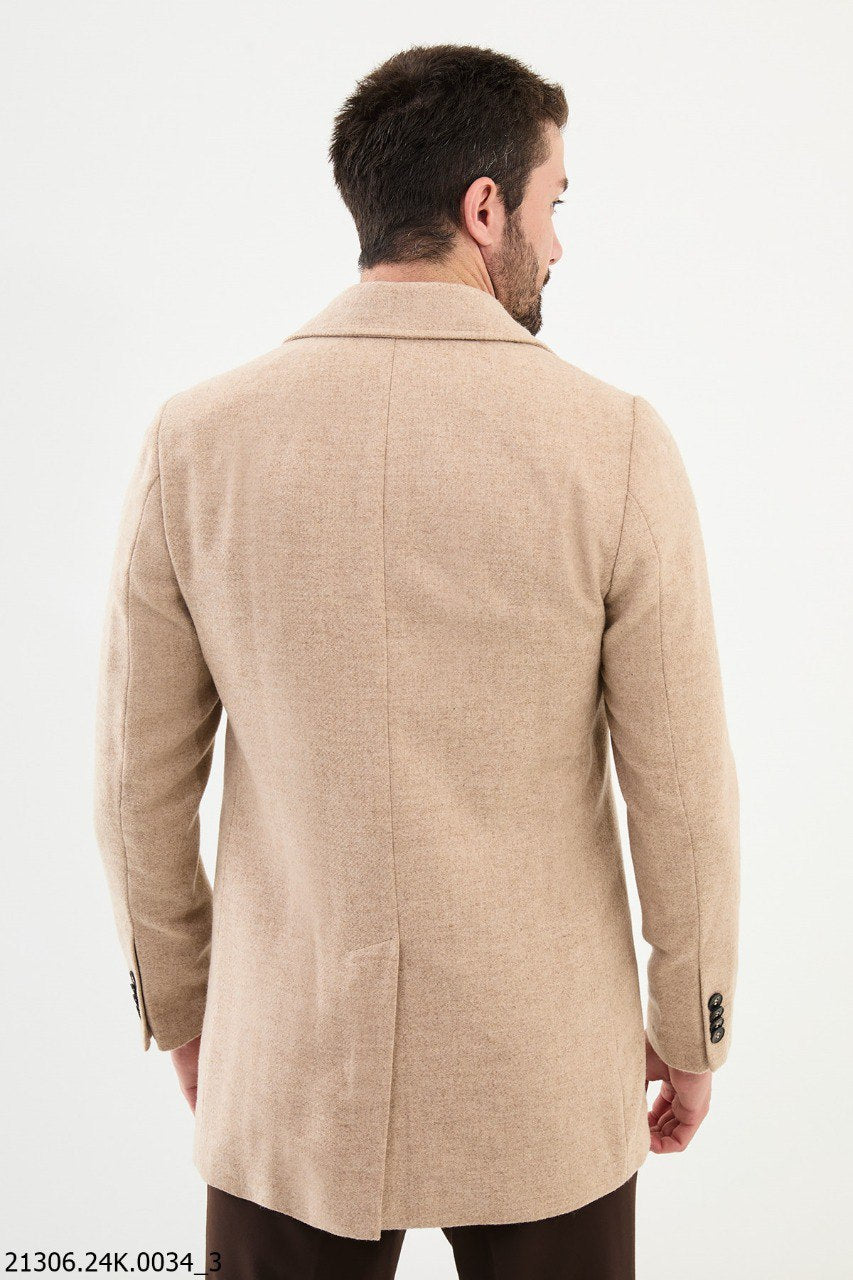 Abrigo de invierno con botones asimétricos en color beige para hombre