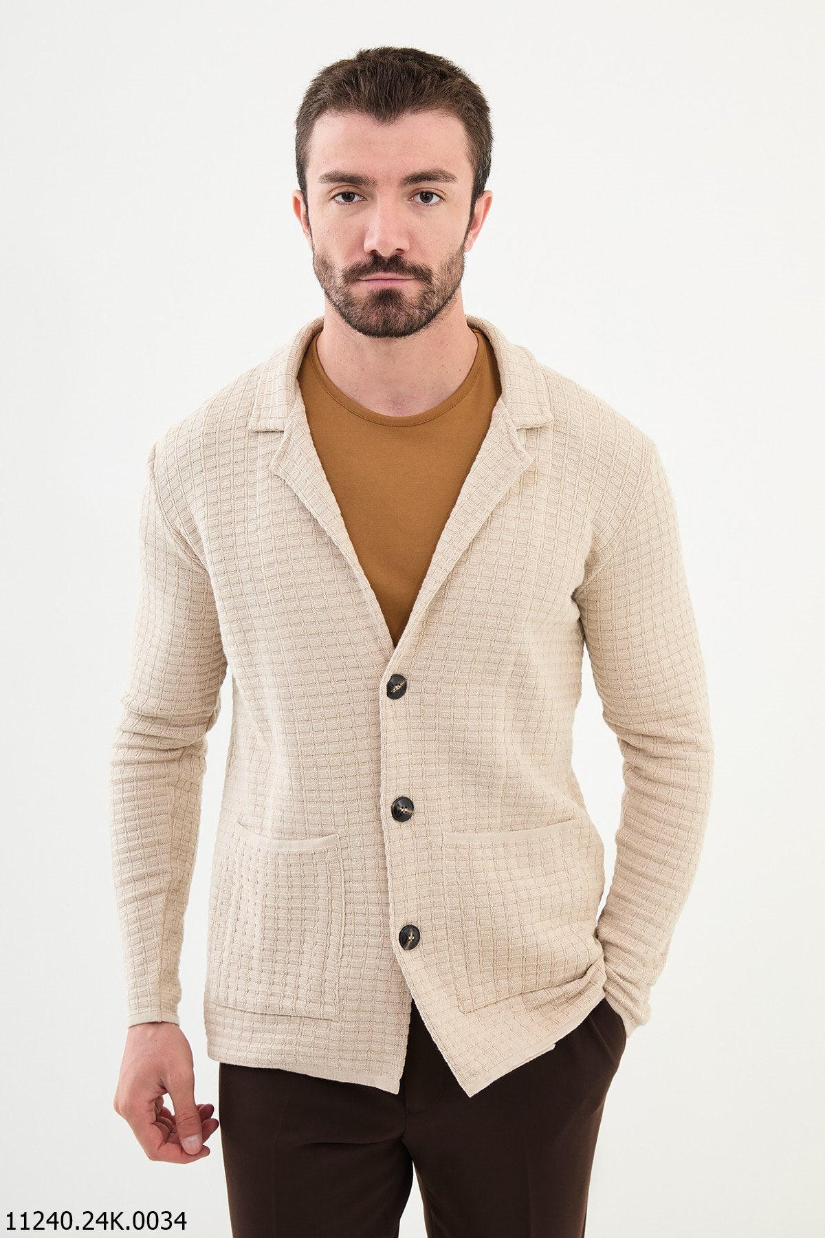 Cardigan da uomo in maglia testurizzata beige.