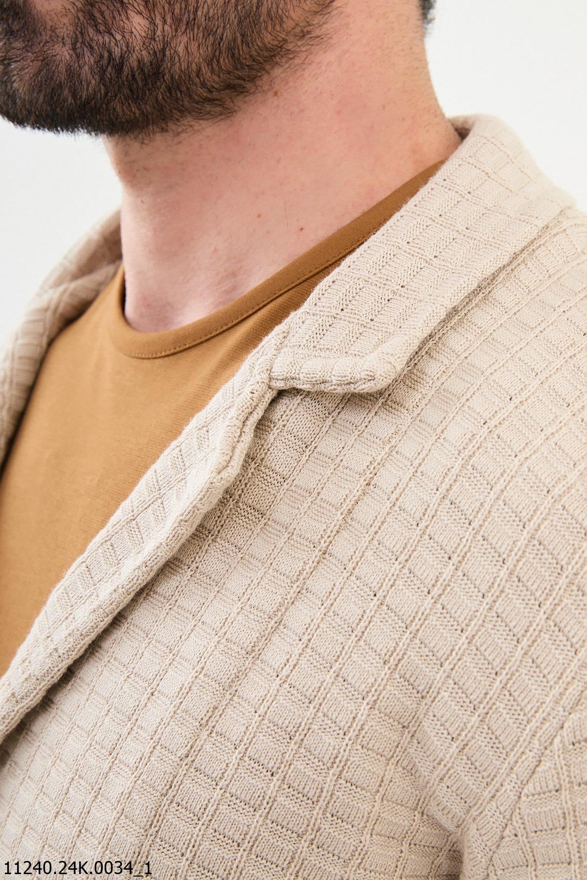 Cardigan da uomo in maglia testurizzata beige.