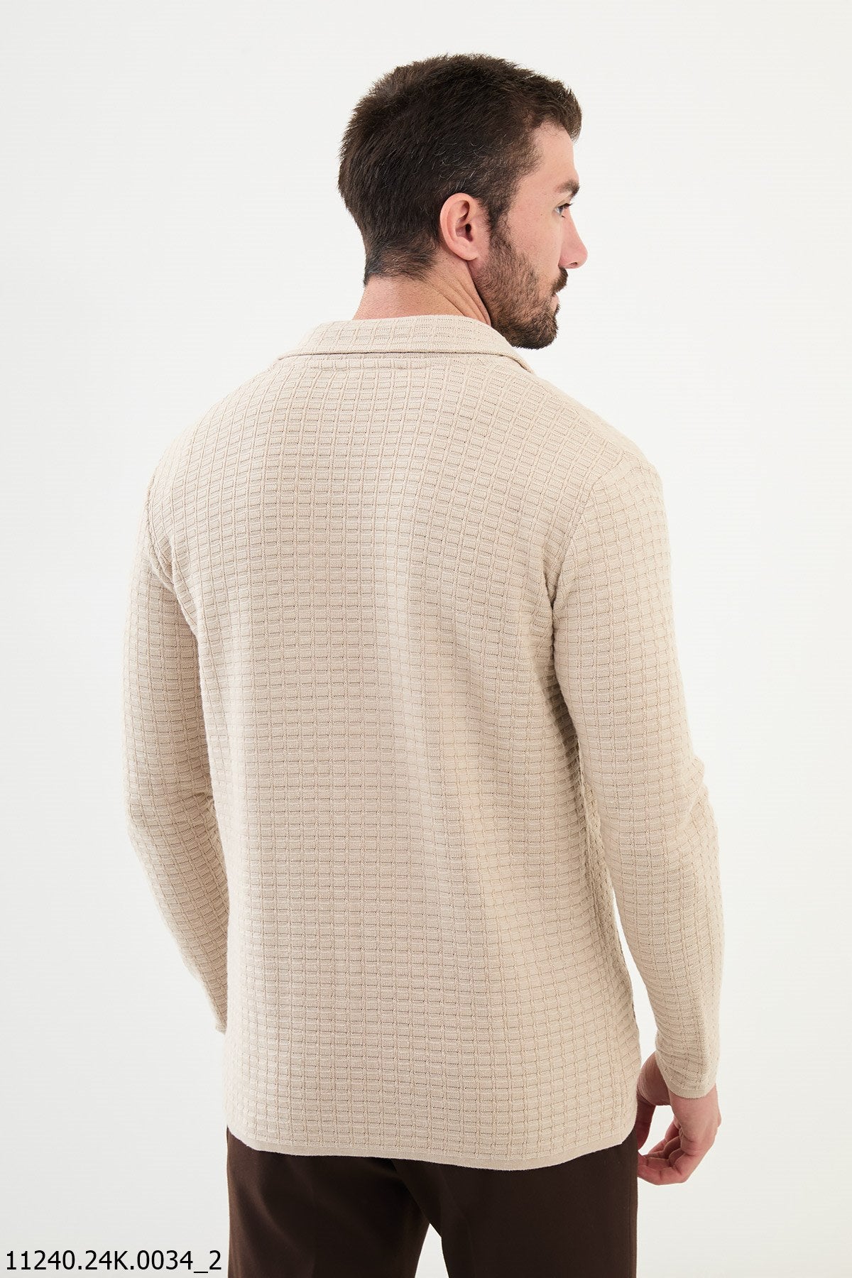 Cardigan da uomo in maglia testurizzata beige.