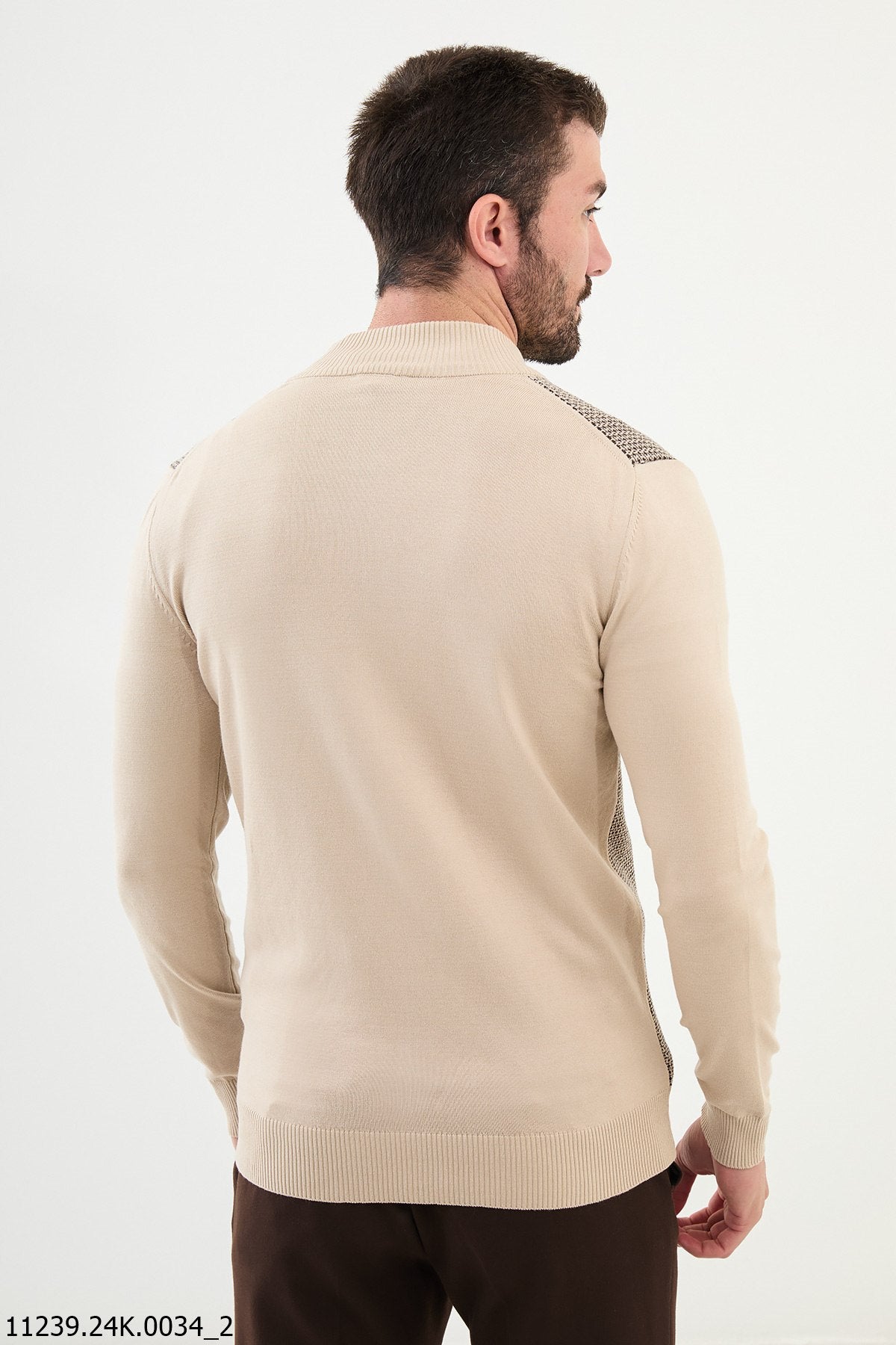 Cardigan beige con cerniera da uomo.