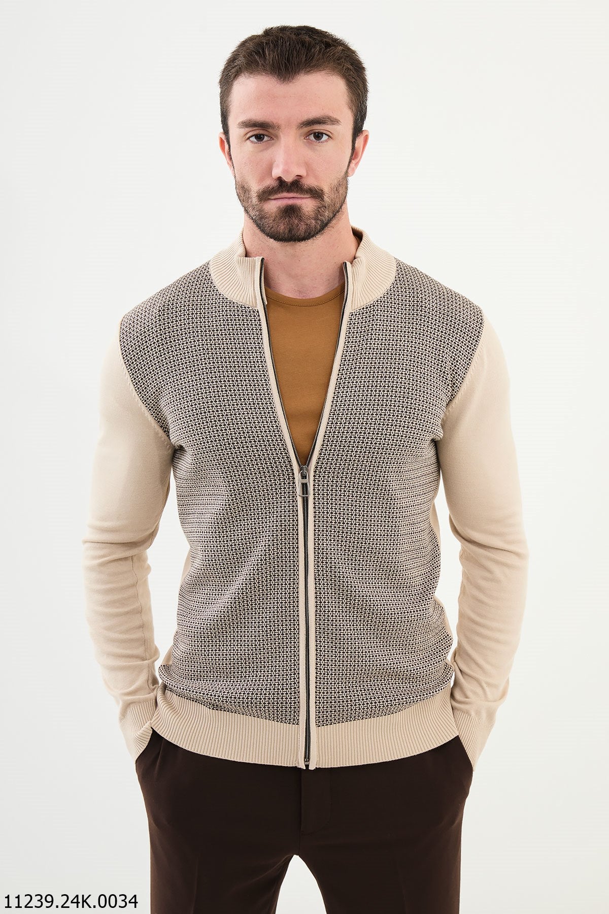 Cardigan beige con cerniera da uomo.