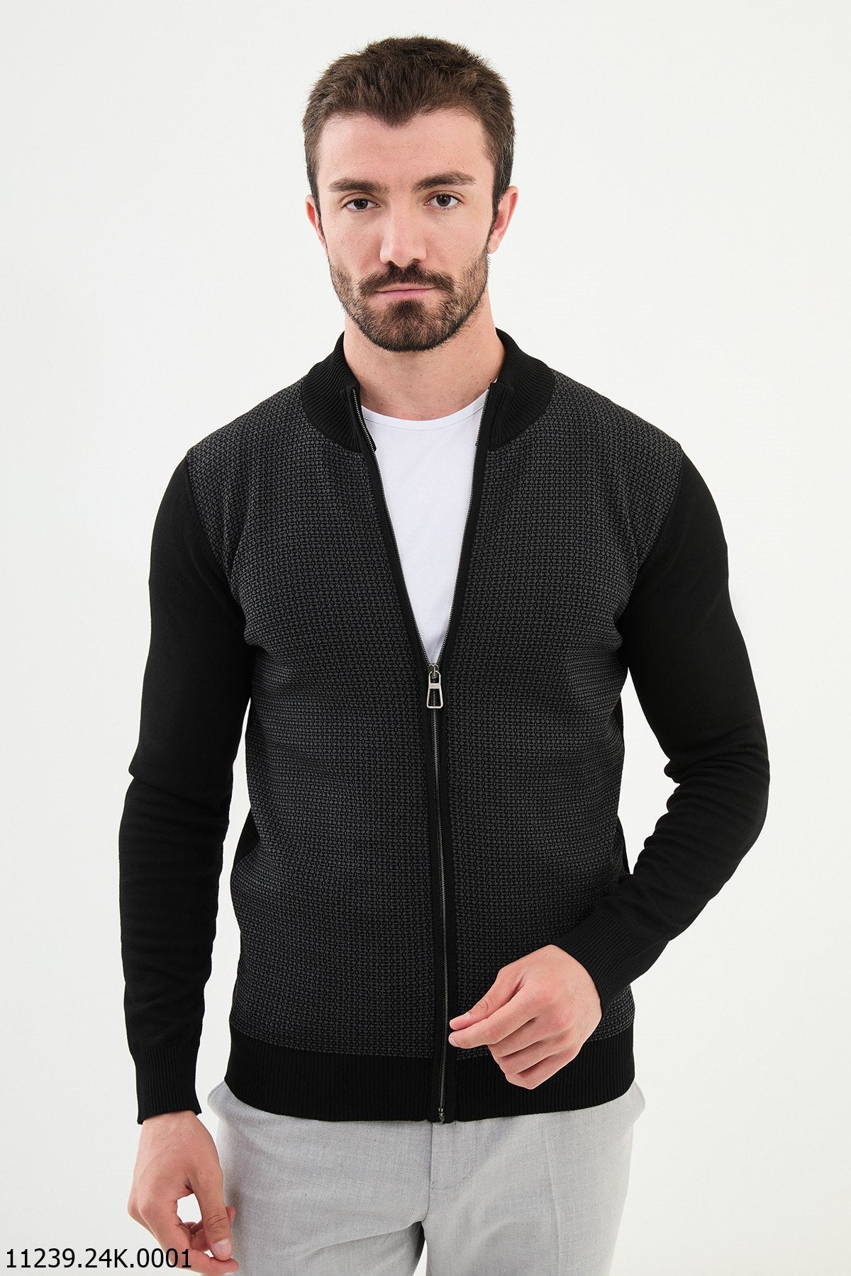 Cardigan da uomo con cerniera frontale nera e fantasia.