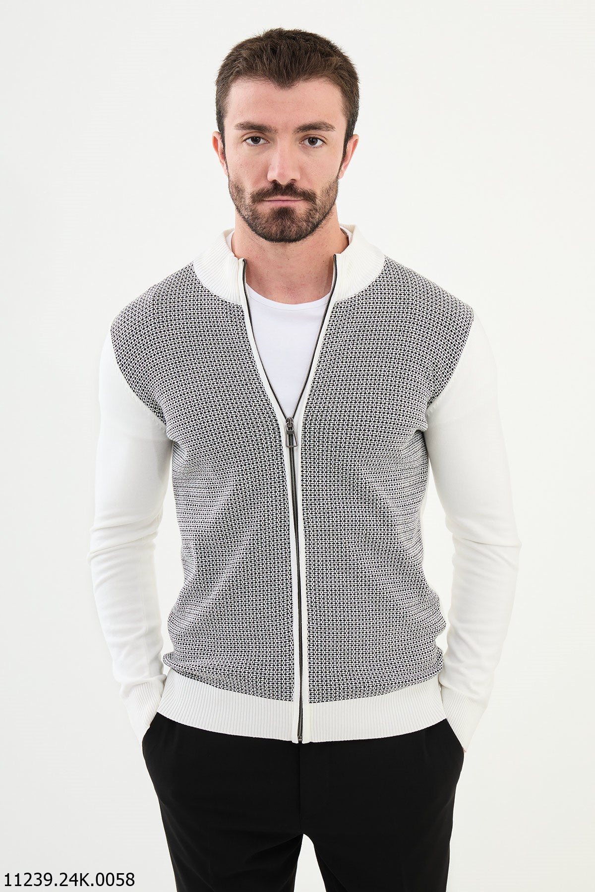 Weißer Herren-Cardigan mit Reißverschluss und strukturiertem Design.