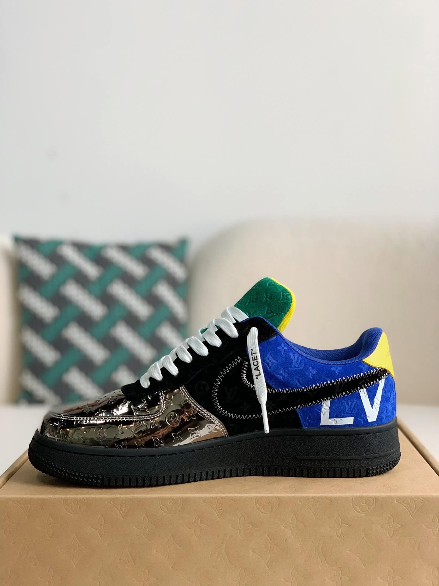 Baskets Nike x Louis Vuitton LV Air Force 1 noires métallisées argentées