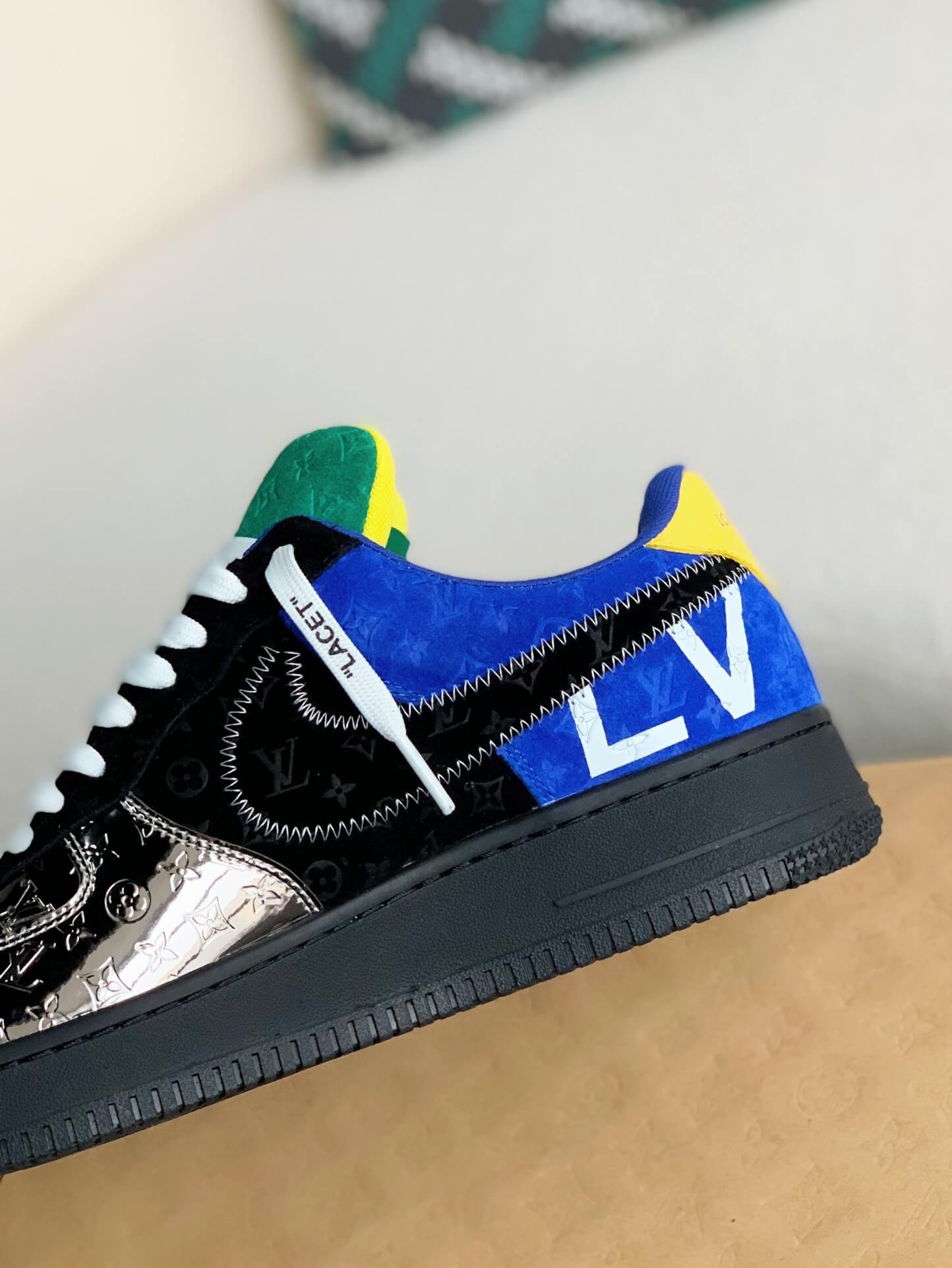 Baskets Nike x Louis Vuitton LV Air Force 1 noires métallisées argentées