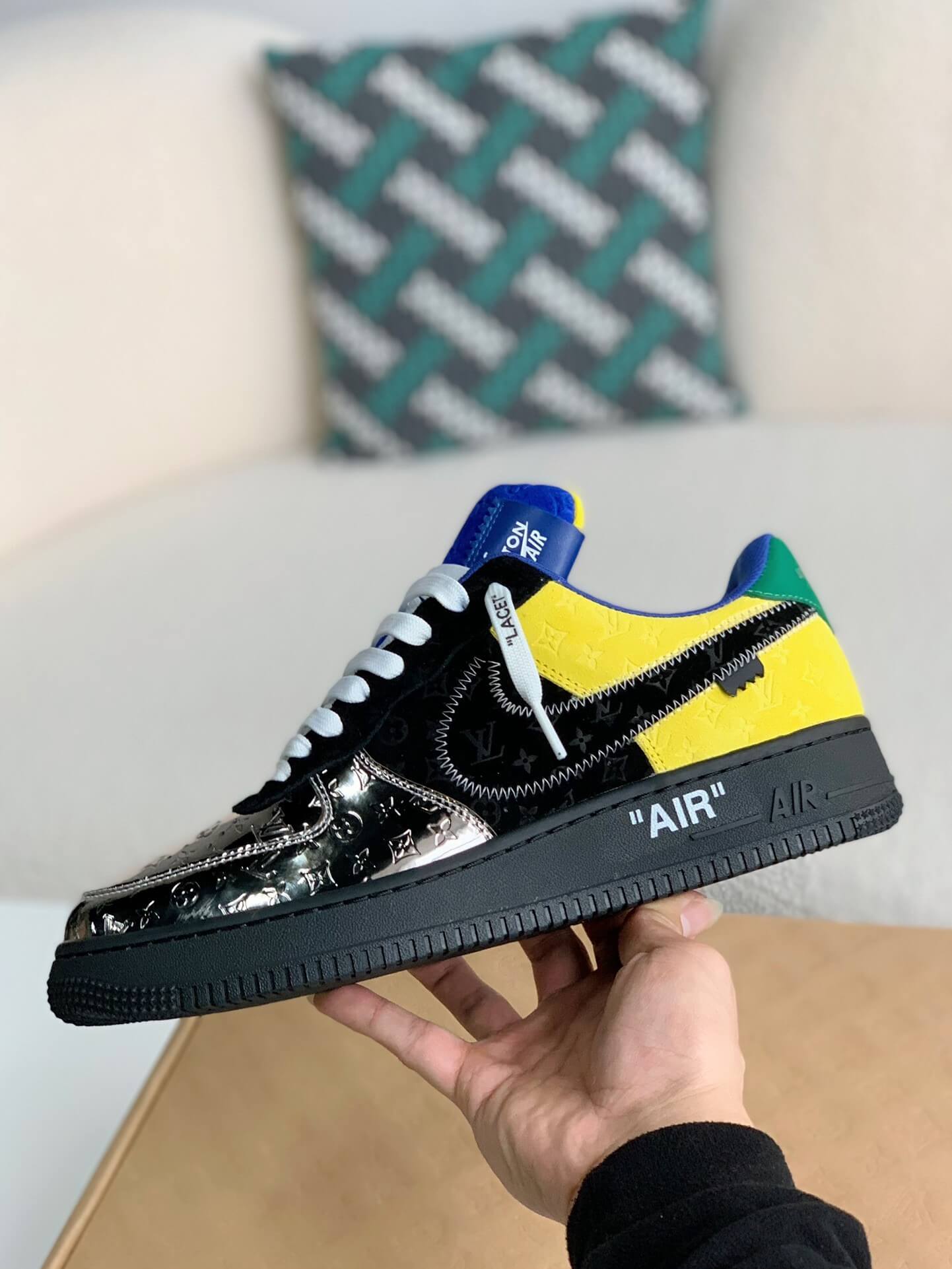 Baskets Nike x Louis Vuitton LV Air Force 1 noires métallisées argentées