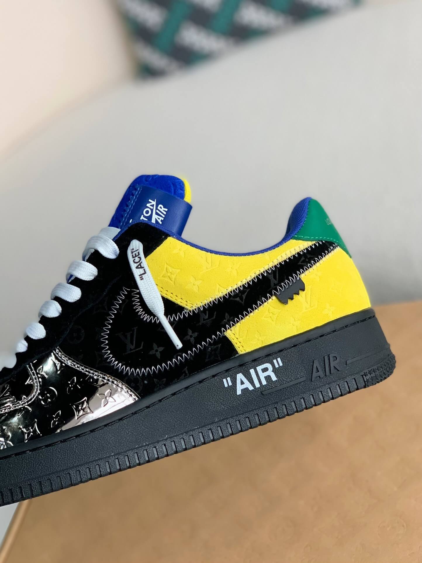 Baskets Nike x Louis Vuitton LV Air Force 1 noires métallisées argentées