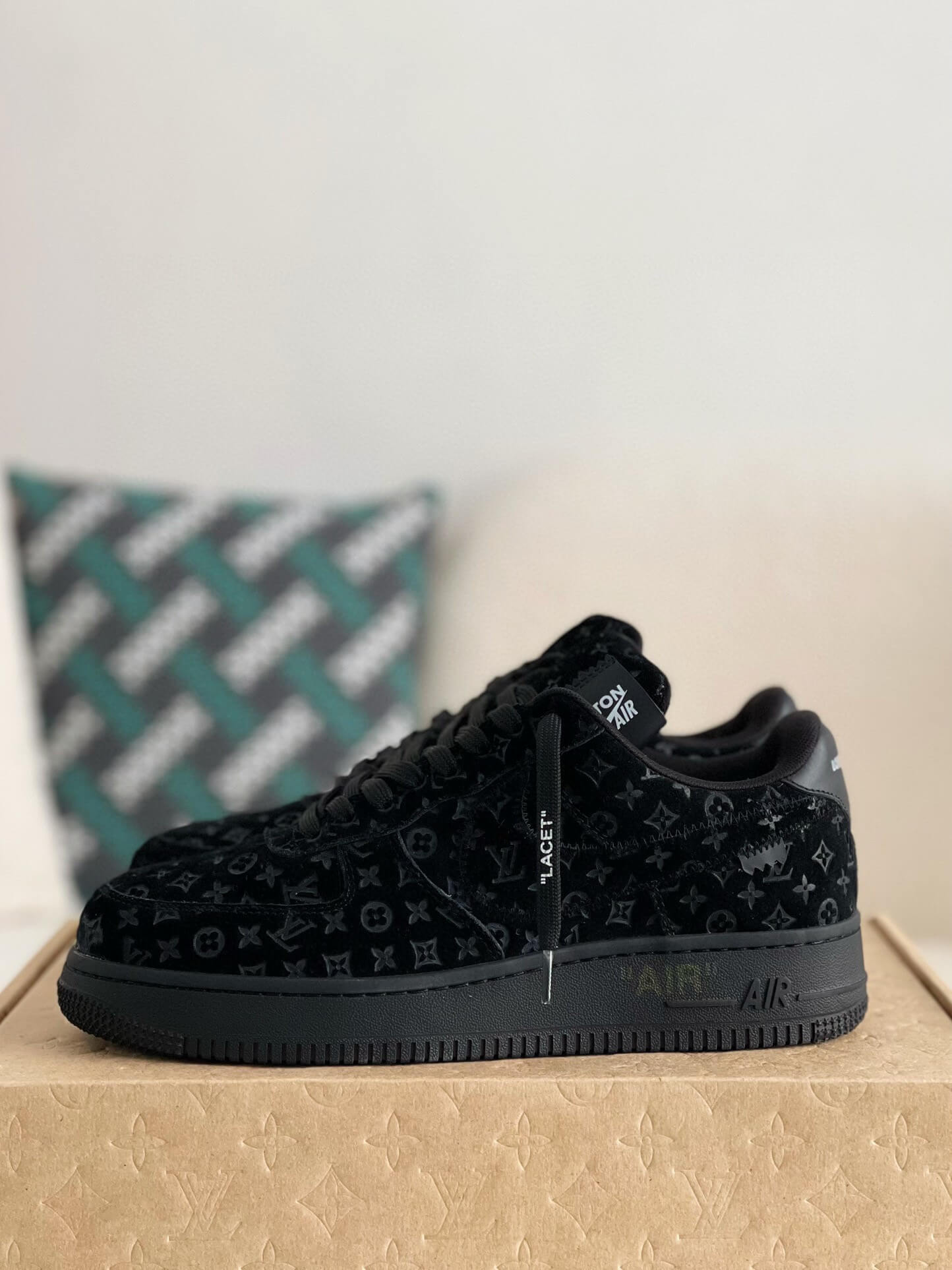 Baskets Nike x Louis Vuitton LV Air Force 1 noires à monogramme