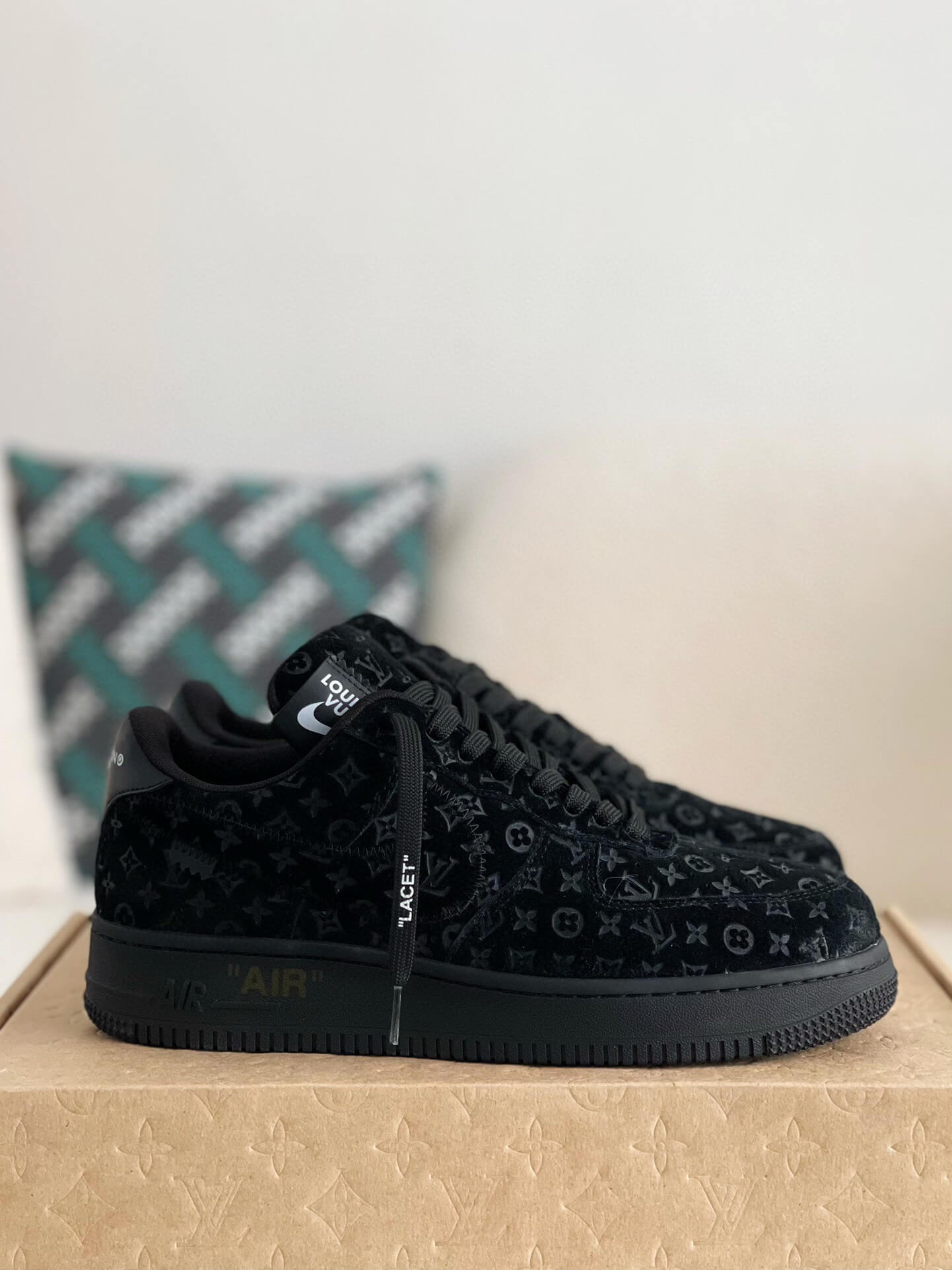 Baskets Nike x Louis Vuitton LV Air Force 1 noires à monogramme