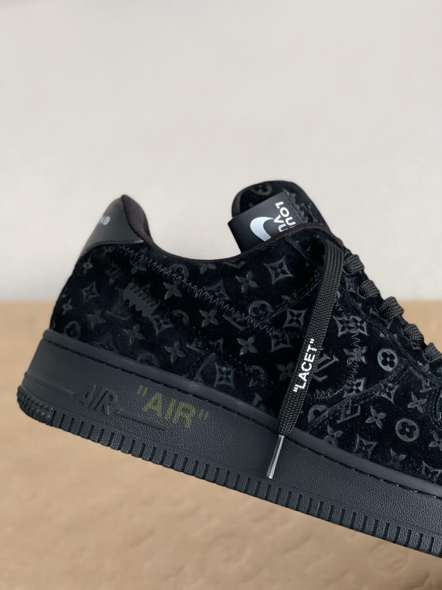 Baskets Nike x Louis Vuitton LV Air Force 1 noires à monogramme