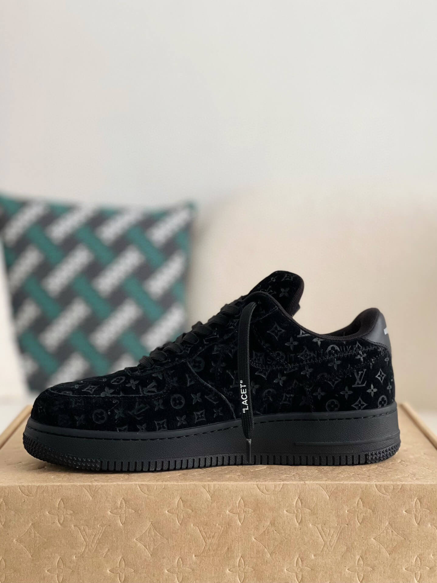 Baskets Nike x Louis Vuitton LV Air Force 1 noires à monogramme