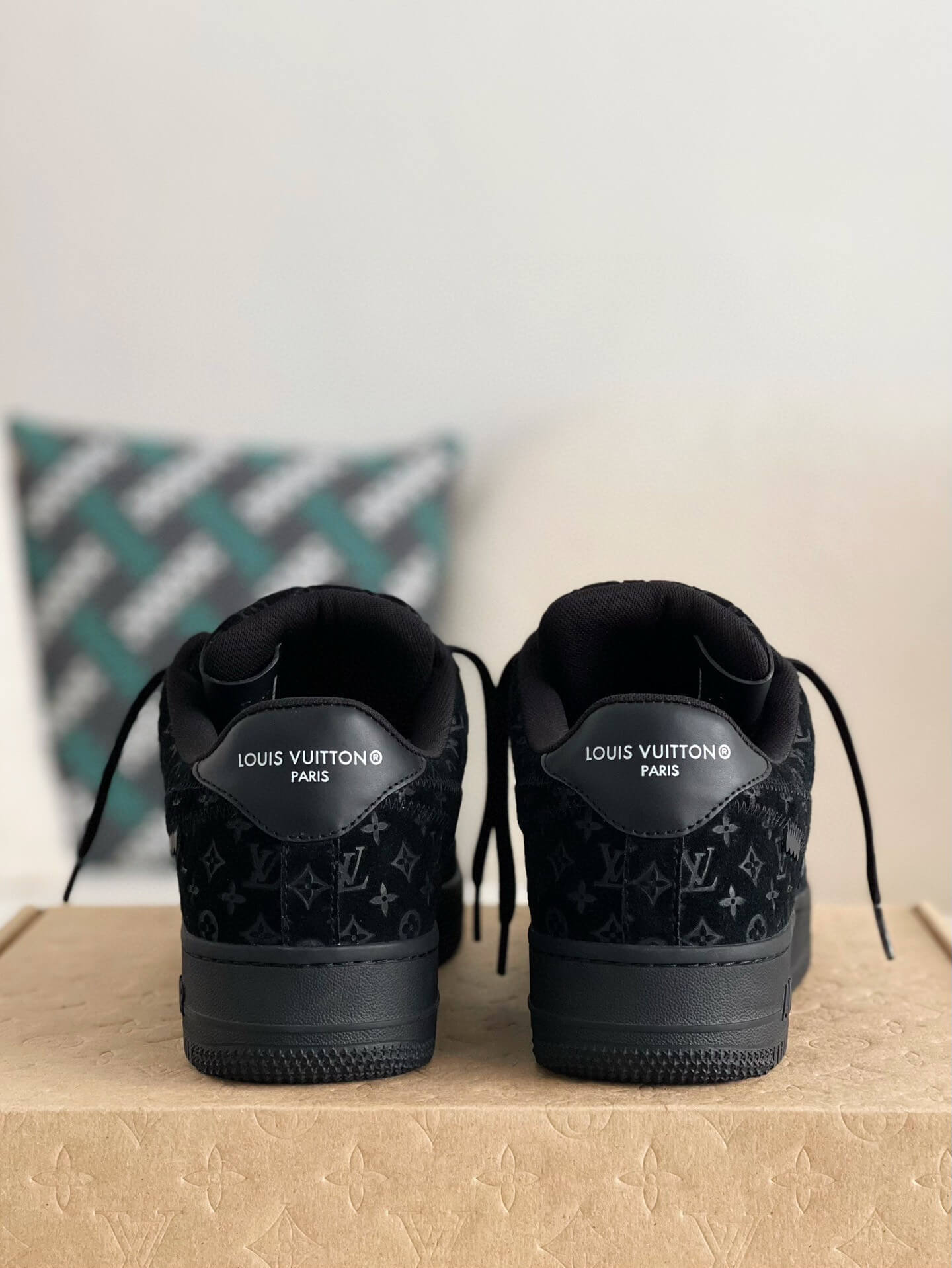 Baskets Nike x Louis Vuitton LV Air Force 1 noires à monogramme