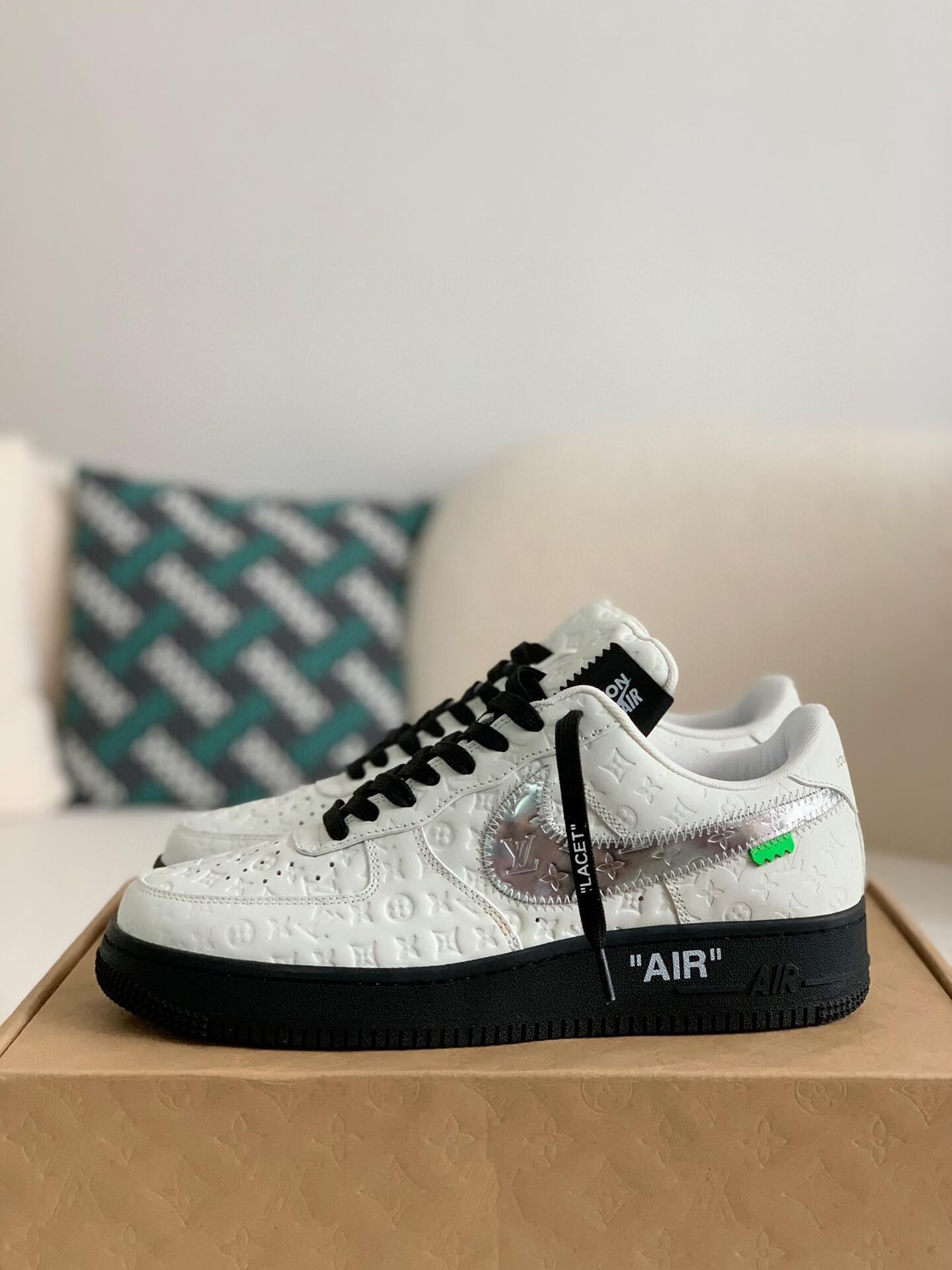 Baskets Nike x Louis Vuitton LV Air Force 1 noires et blanches avec monogramme