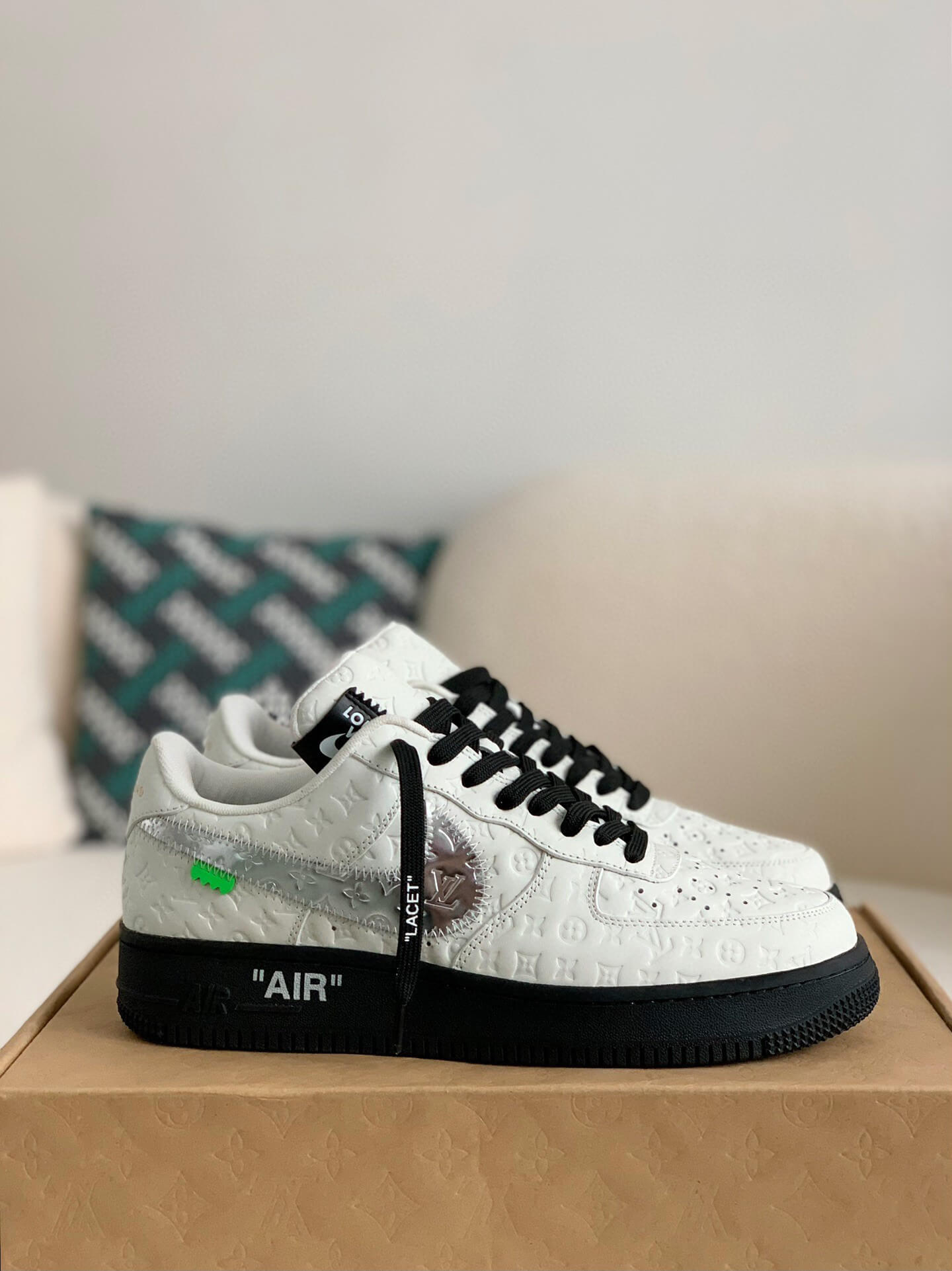 Baskets Nike x Louis Vuitton LV Air Force 1 noires et blanches avec monogramme