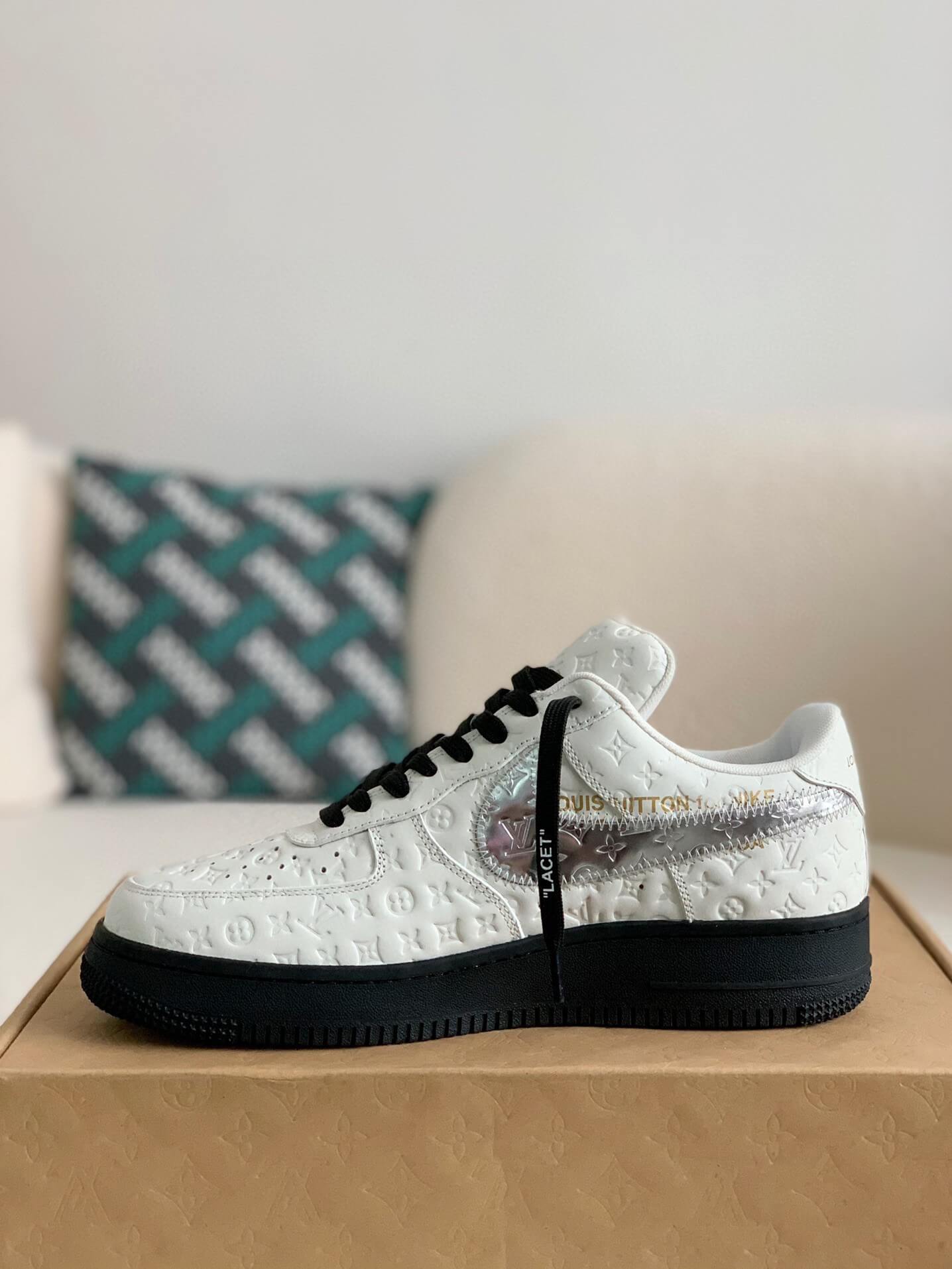 Baskets Nike x Louis Vuitton LV Air Force 1 noires et blanches avec monogramme