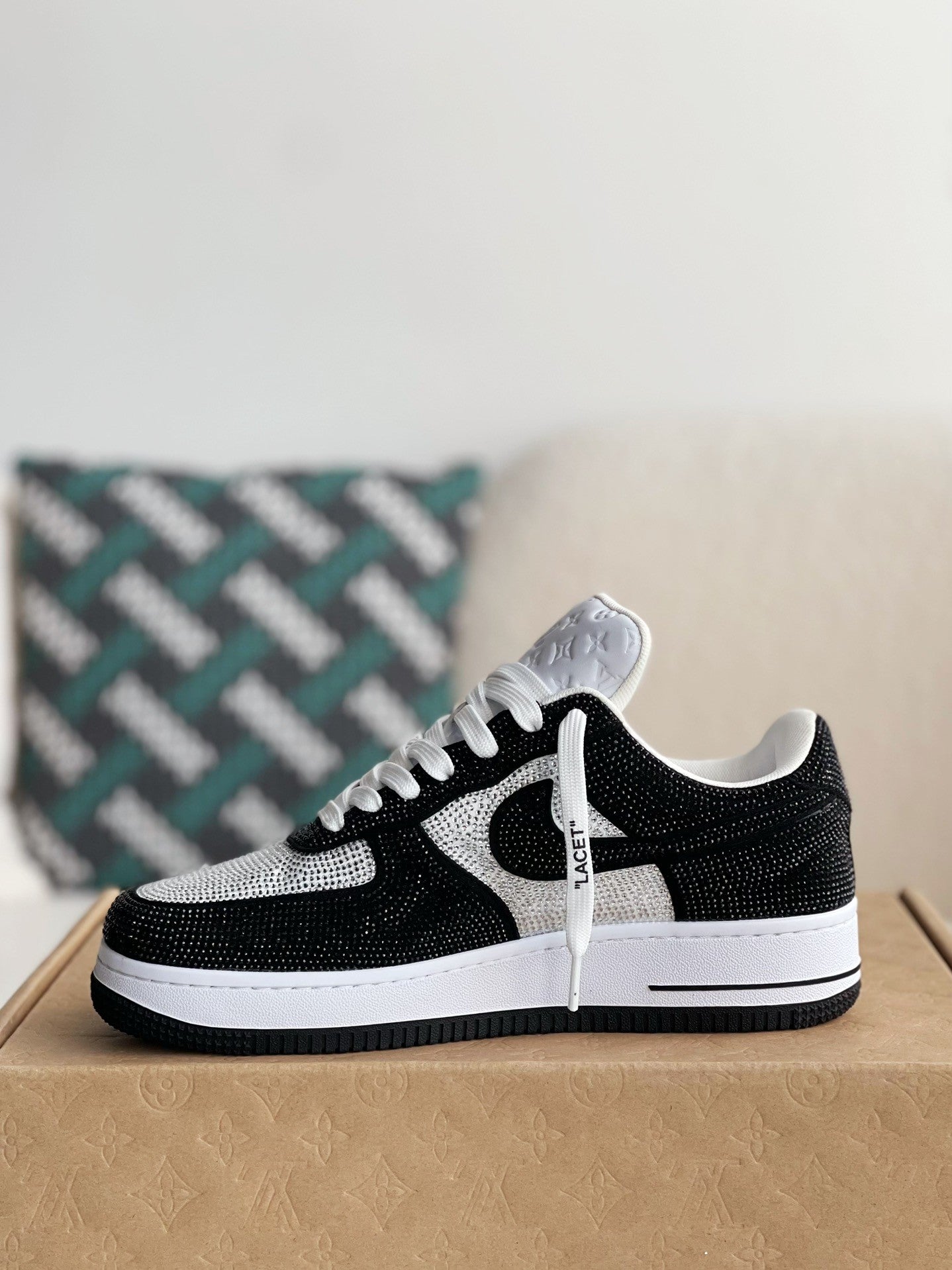 Baskets Nike x Louis Vuitton LV Air Force 1 Trainer noires et blanches à strass