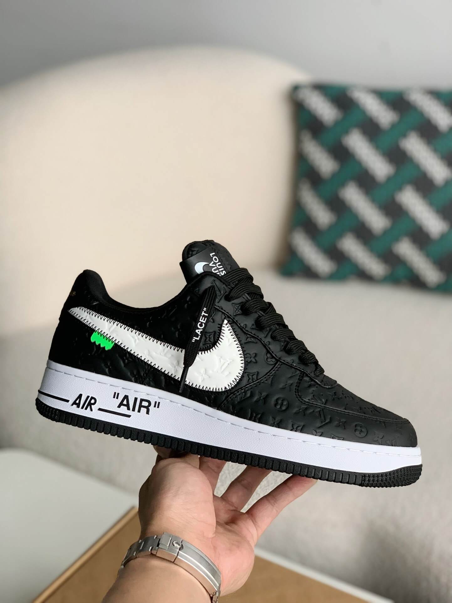 Baskets Nike x Off-White x Louis Vuitton LV Air Force 1 noires et blanches avec monogramme