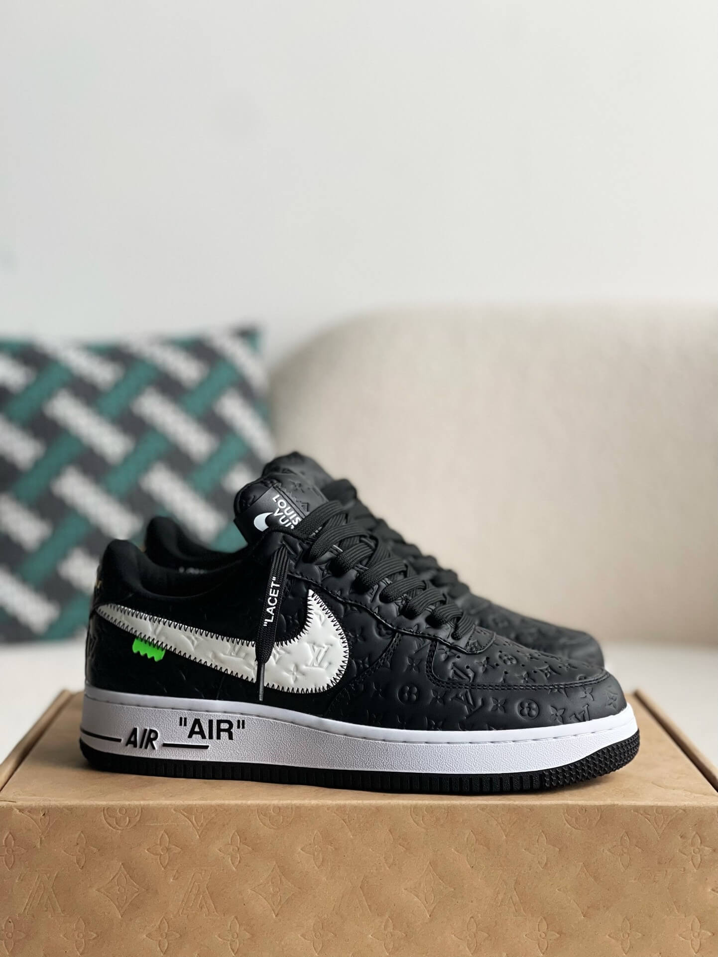 Baskets Nike x Off-White x Louis Vuitton LV Air Force 1 noires et blanches avec monogramme