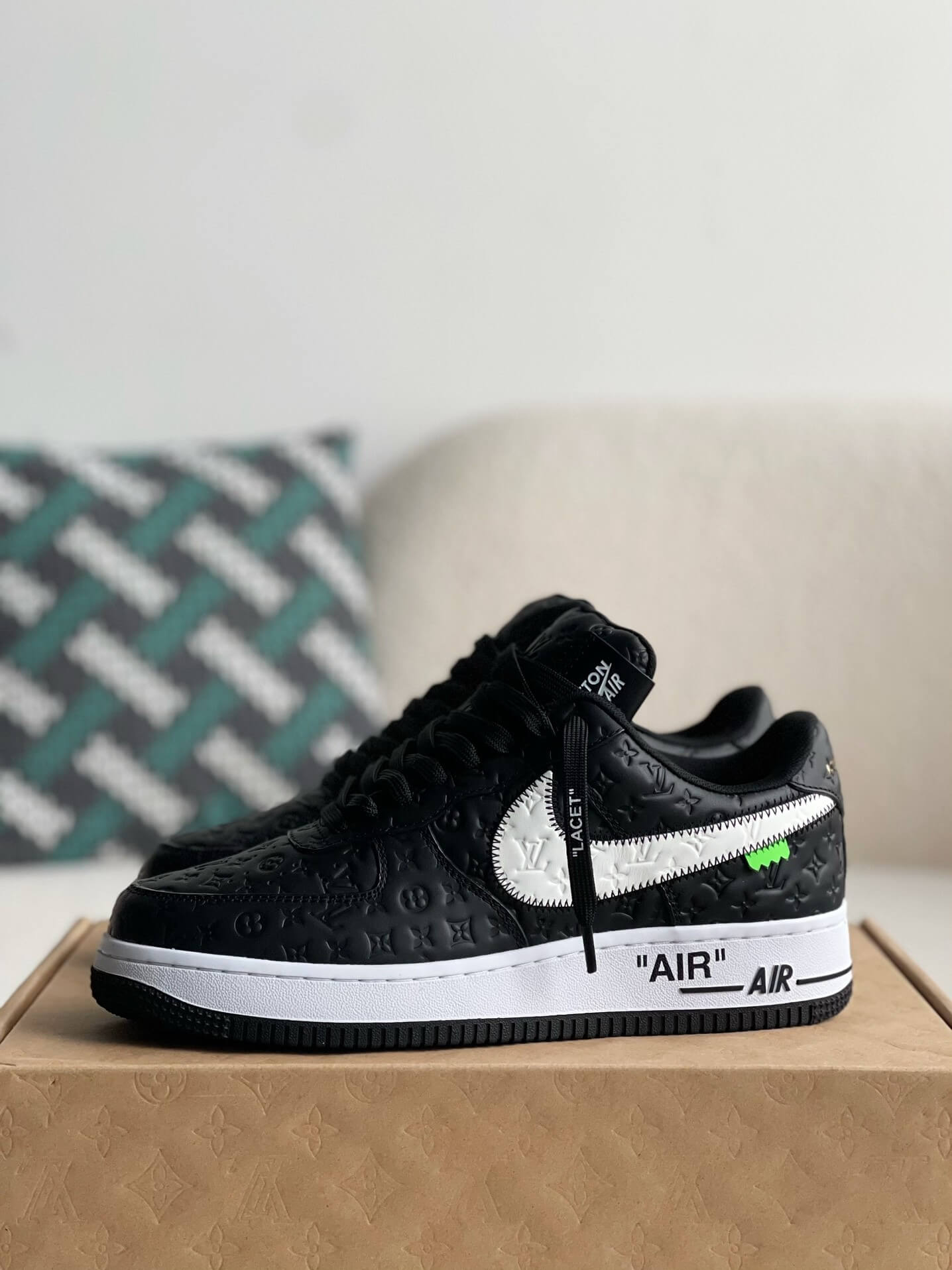 Baskets Nike x Off-White x Louis Vuitton LV Air Force 1 noires et blanches avec monogramme