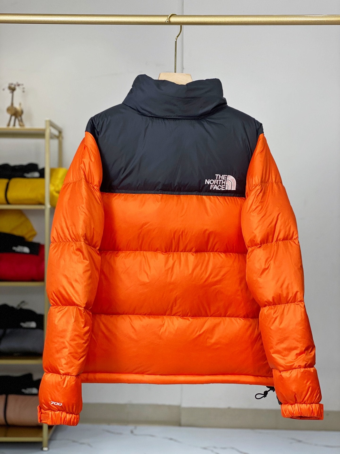 Jaqueta preta e laranja retrô Nuptse inspirada na North Face de 1996