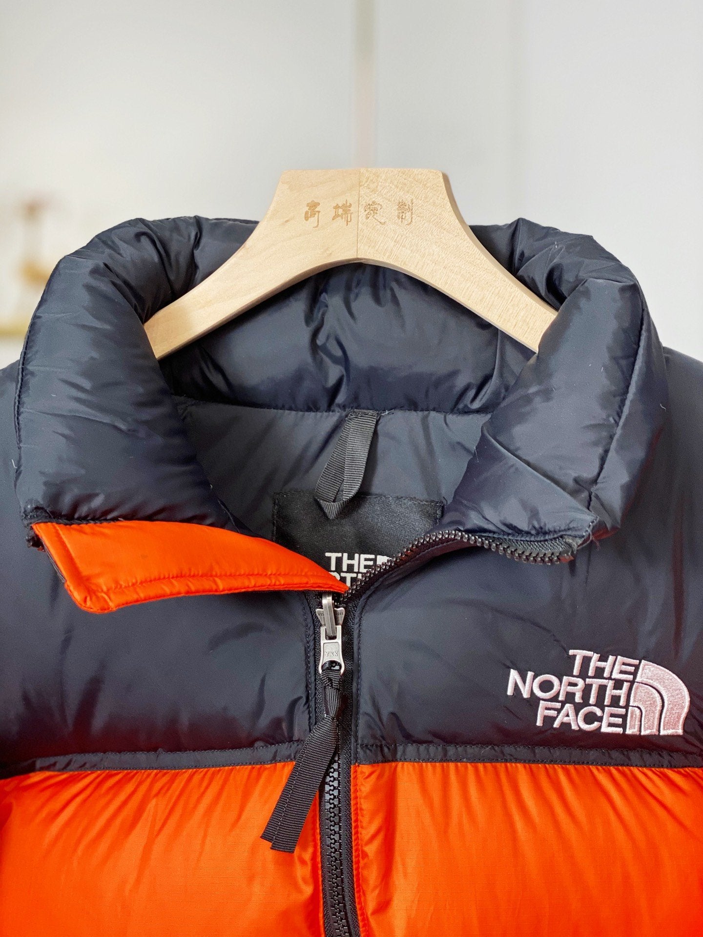 Jaqueta preta e laranja retrô Nuptse inspirada na North Face de 1996