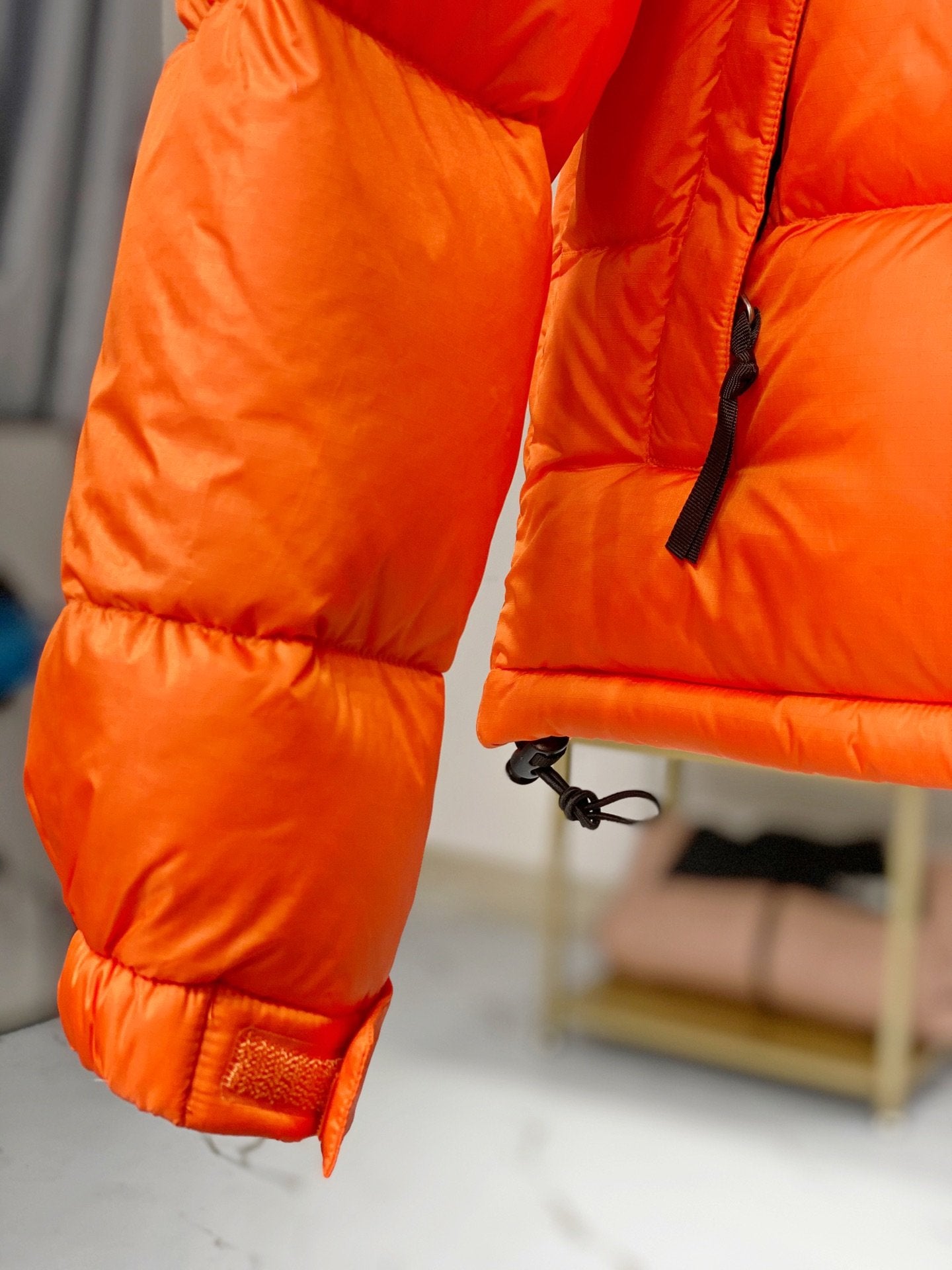 Jaqueta preta e laranja retrô Nuptse inspirada na North Face de 1996