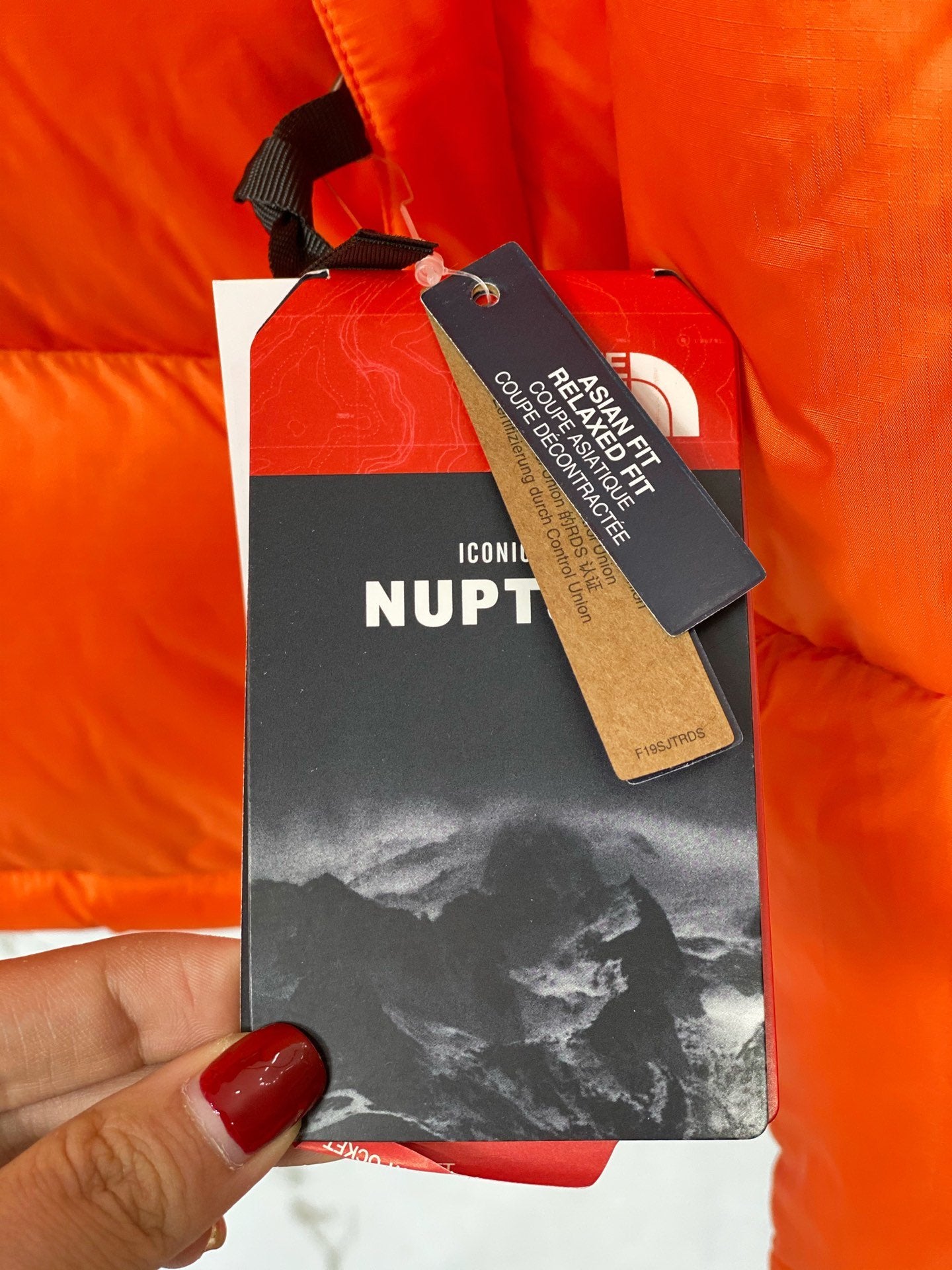 Jaqueta preta e laranja retrô Nuptse inspirada na North Face de 1996