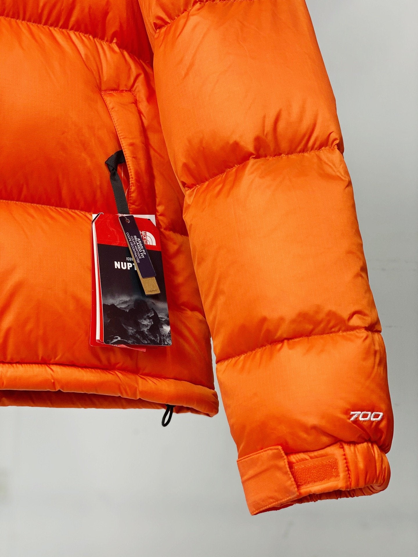 Jaqueta preta e laranja retrô Nuptse inspirada na North Face de 1996