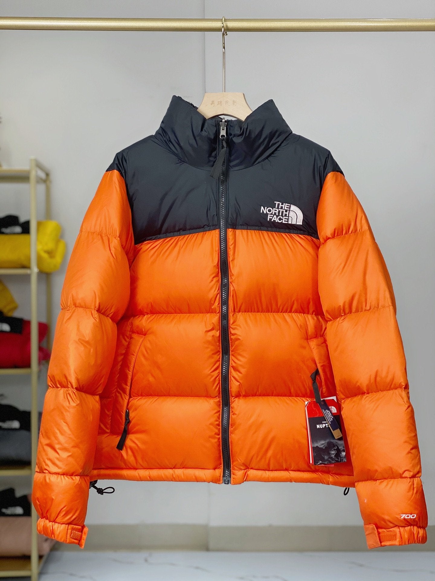 Jaqueta preta e laranja retrô Nuptse inspirada na North Face de 1996