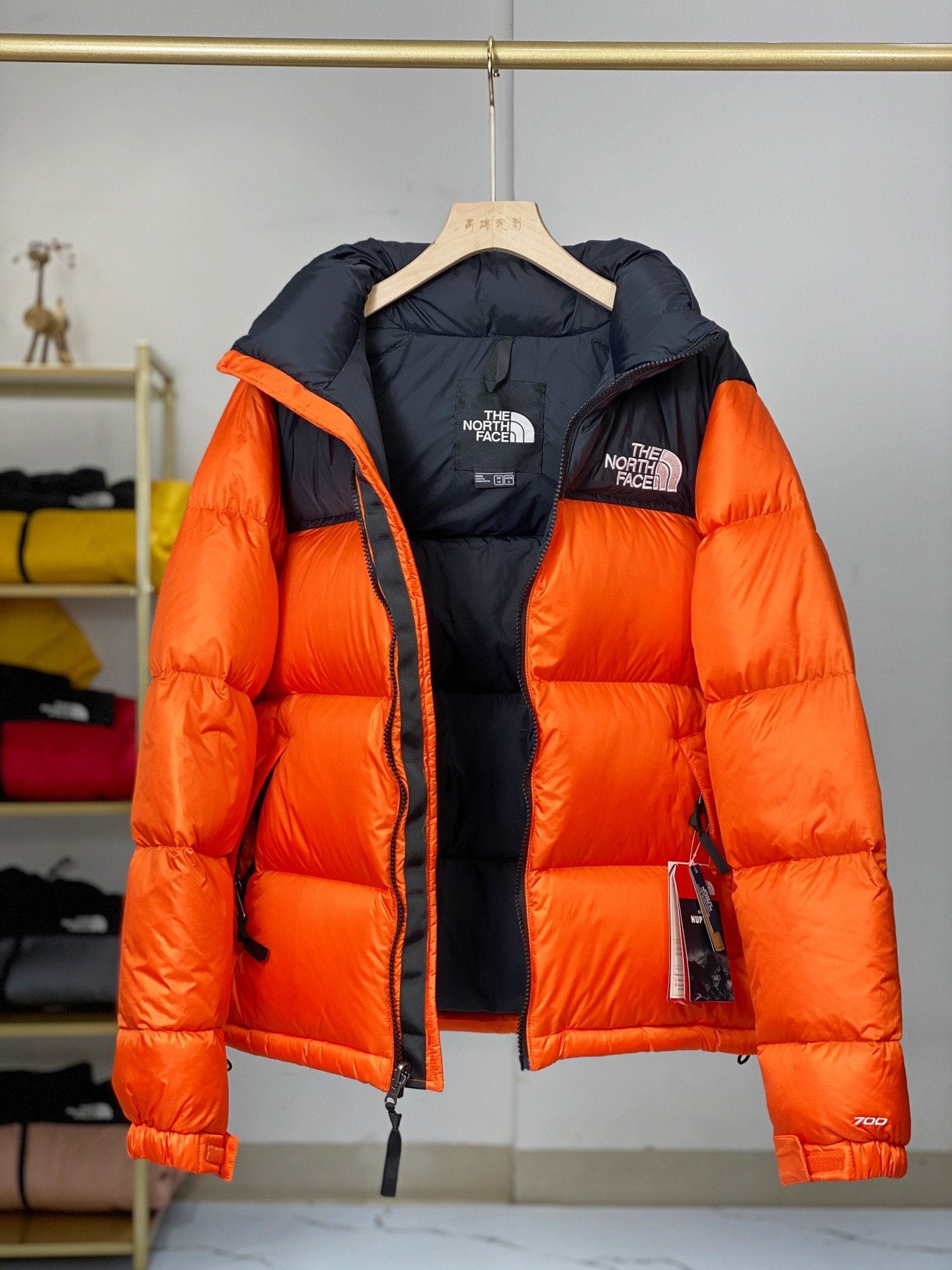 Jaqueta preta e laranja retrô Nuptse inspirada na North Face de 1996