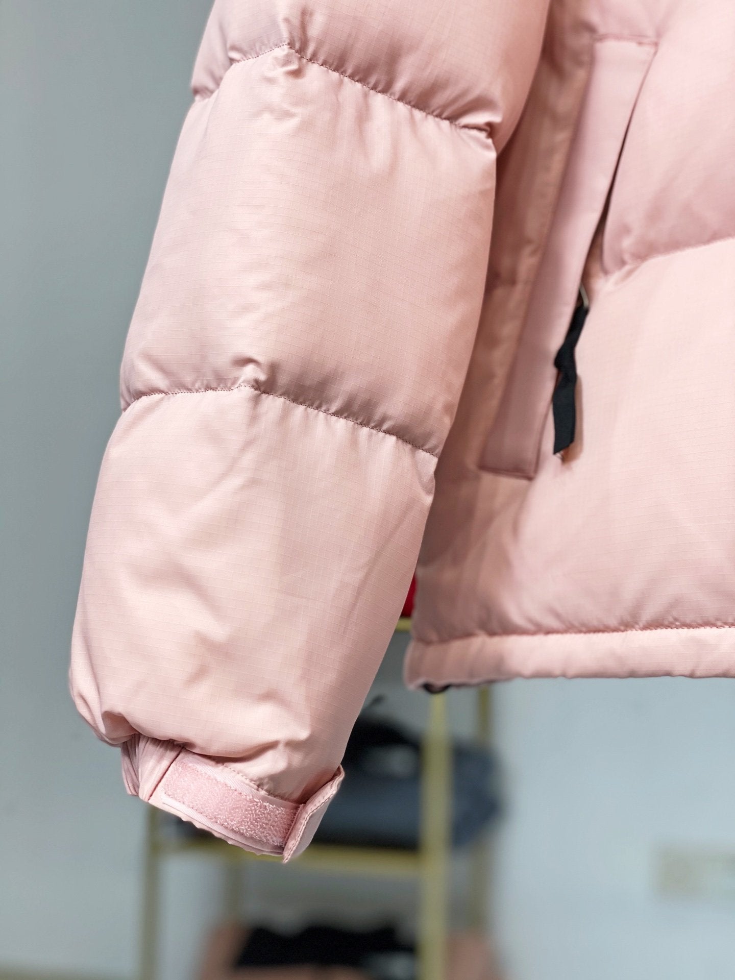 Jaqueta preta rosa retrô Nuptse inspirada na North Face de 1996