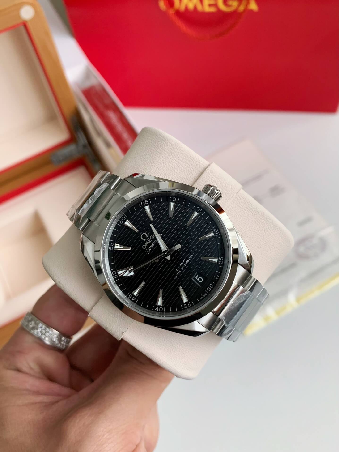 Omega Seamaster Aqua Terra svart texturerad urtavla