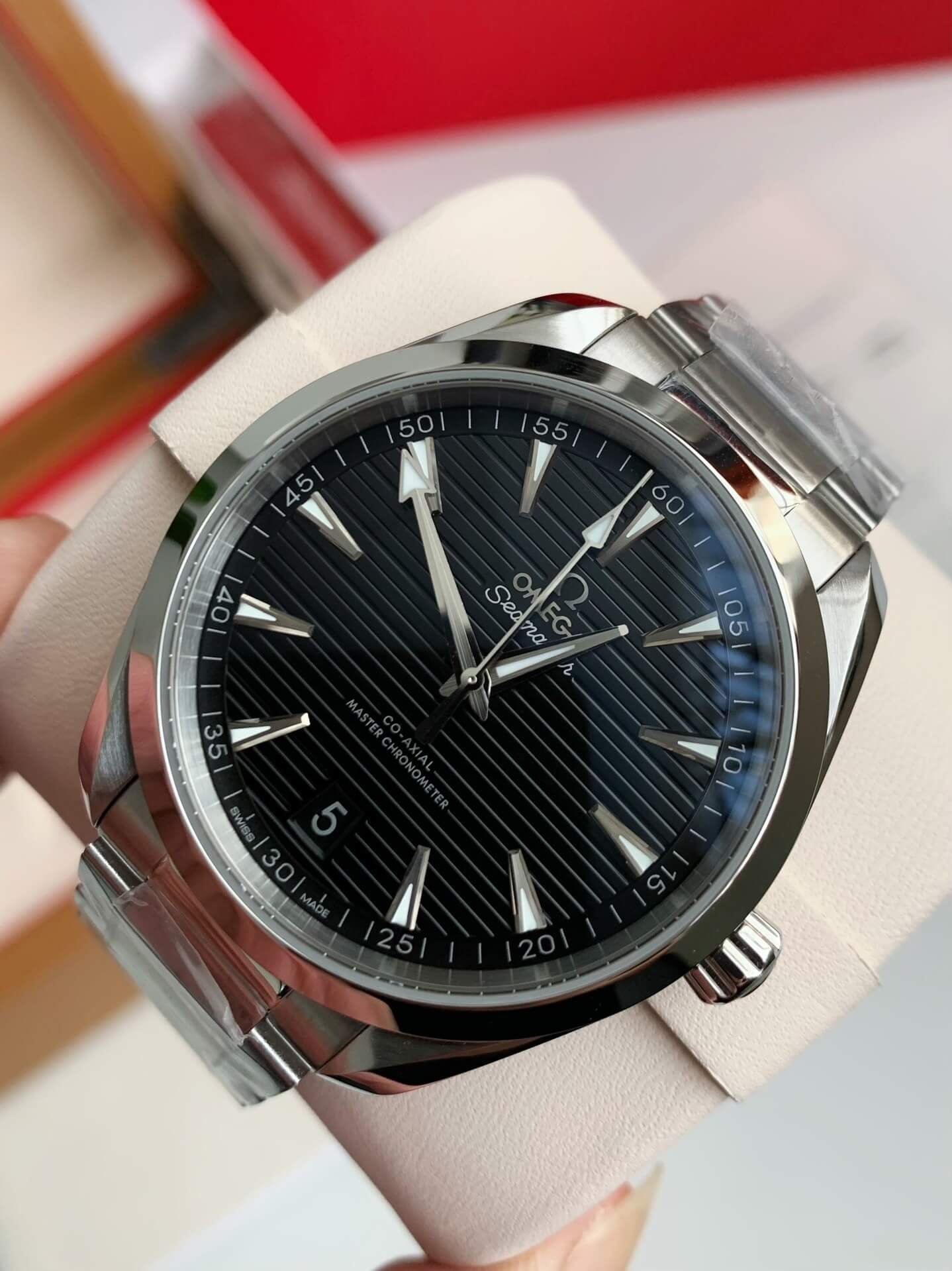 Omega Seamaster Aqua Terra svart texturerad urtavla