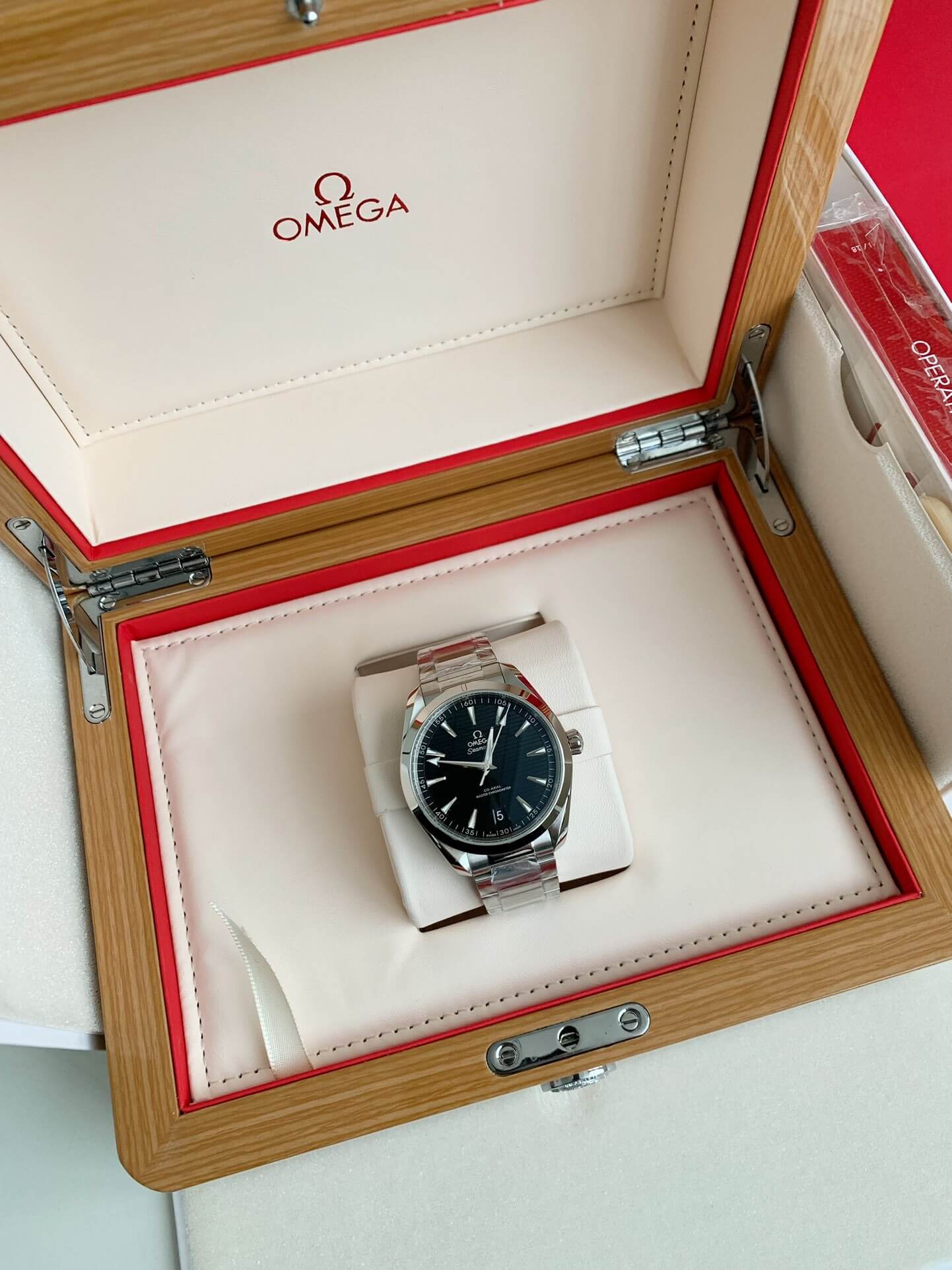 Omega Seamaster Aqua Terra Esfera negra texturizada