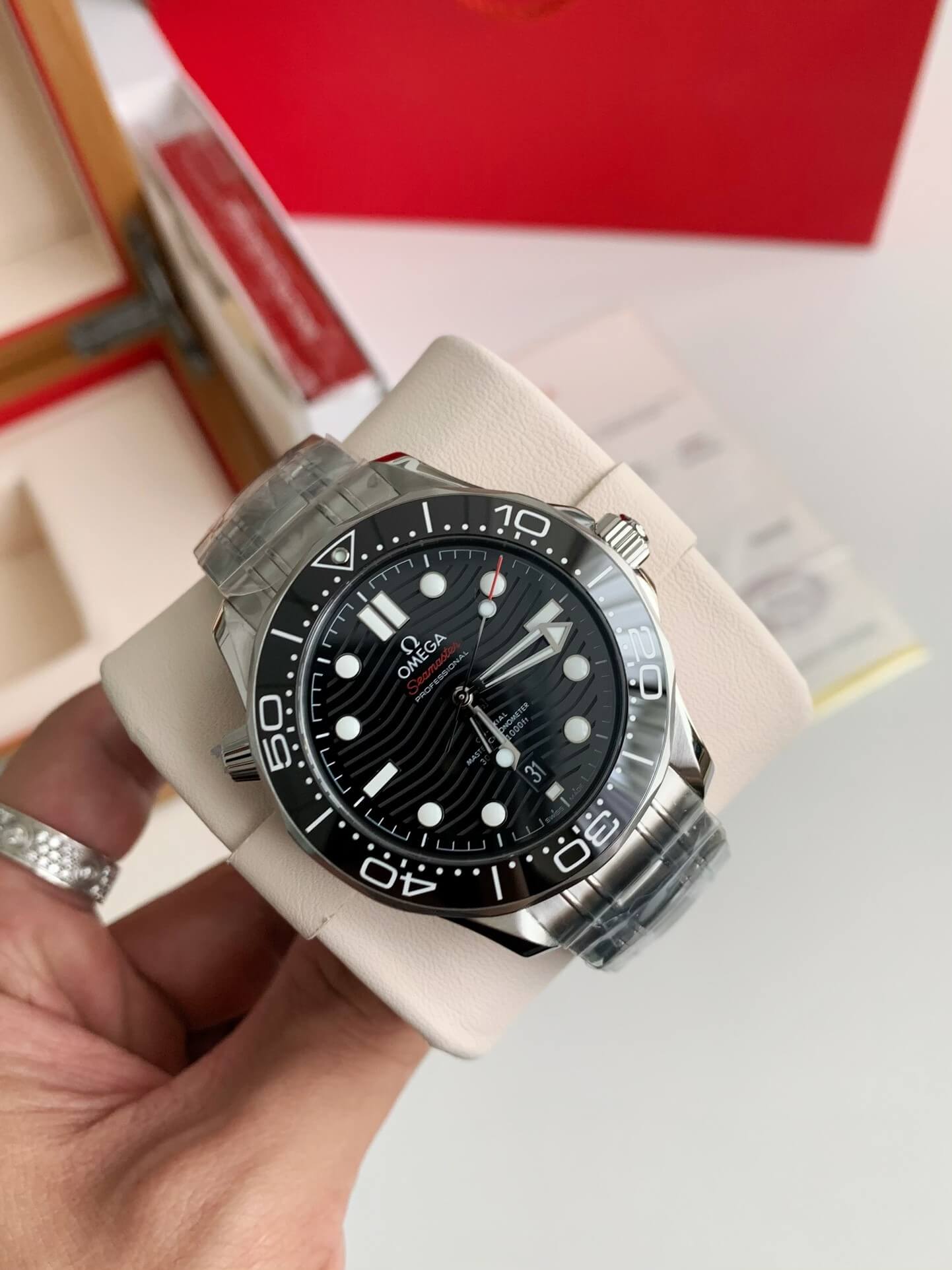 Montre Omega Seamaster Diver 300M Co-Axial Master Chronometer avec cadran en céramique noire