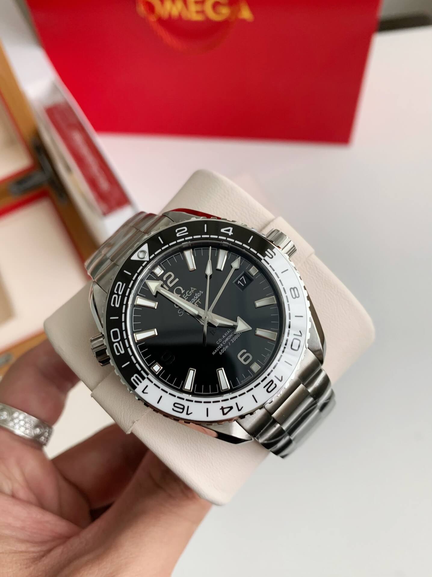 Omega Seamaster Planet Ocean GMT schwarzes Zifferblatt