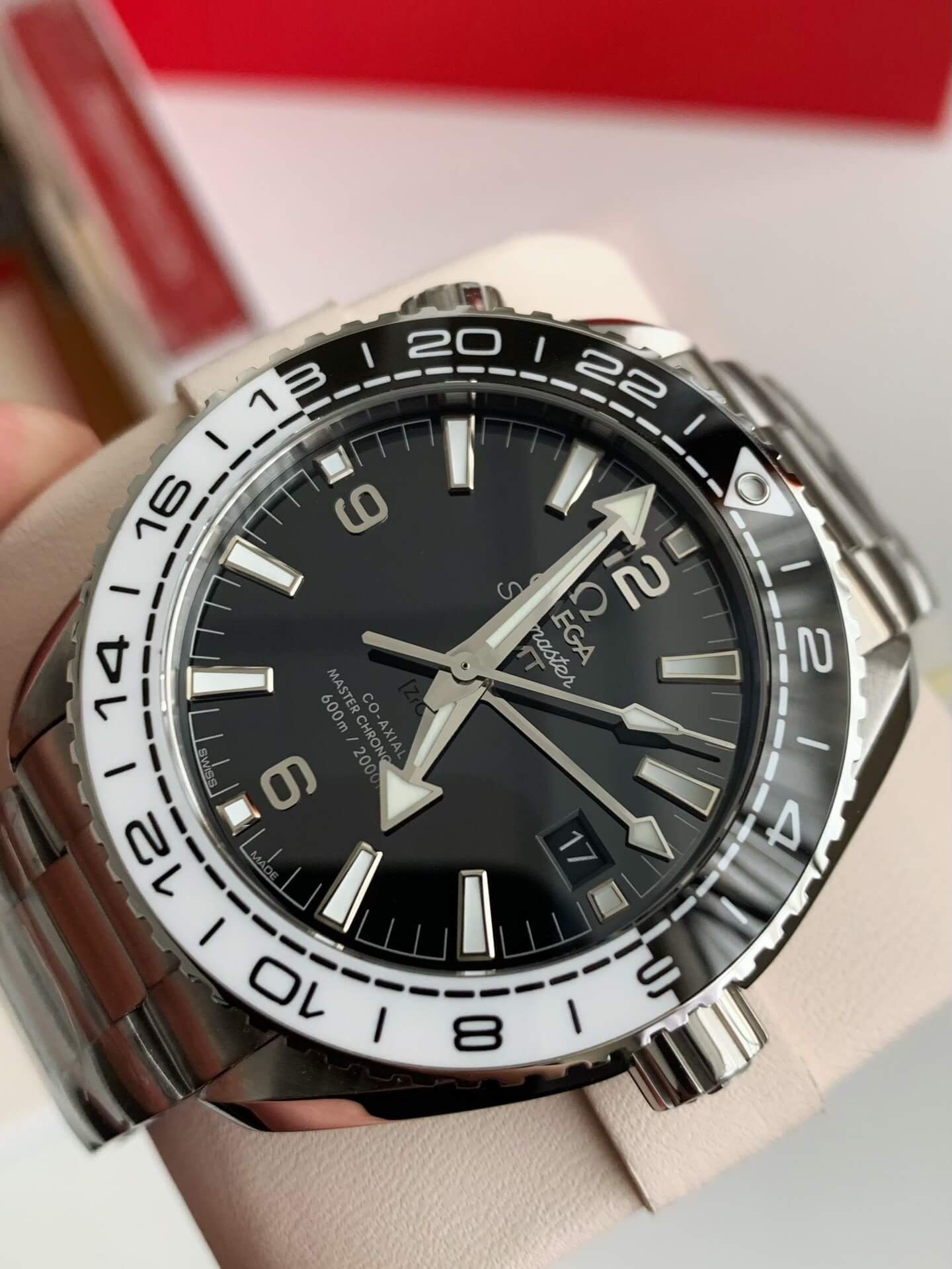 Omega Seamaster Planet Ocean GMT cadran negru