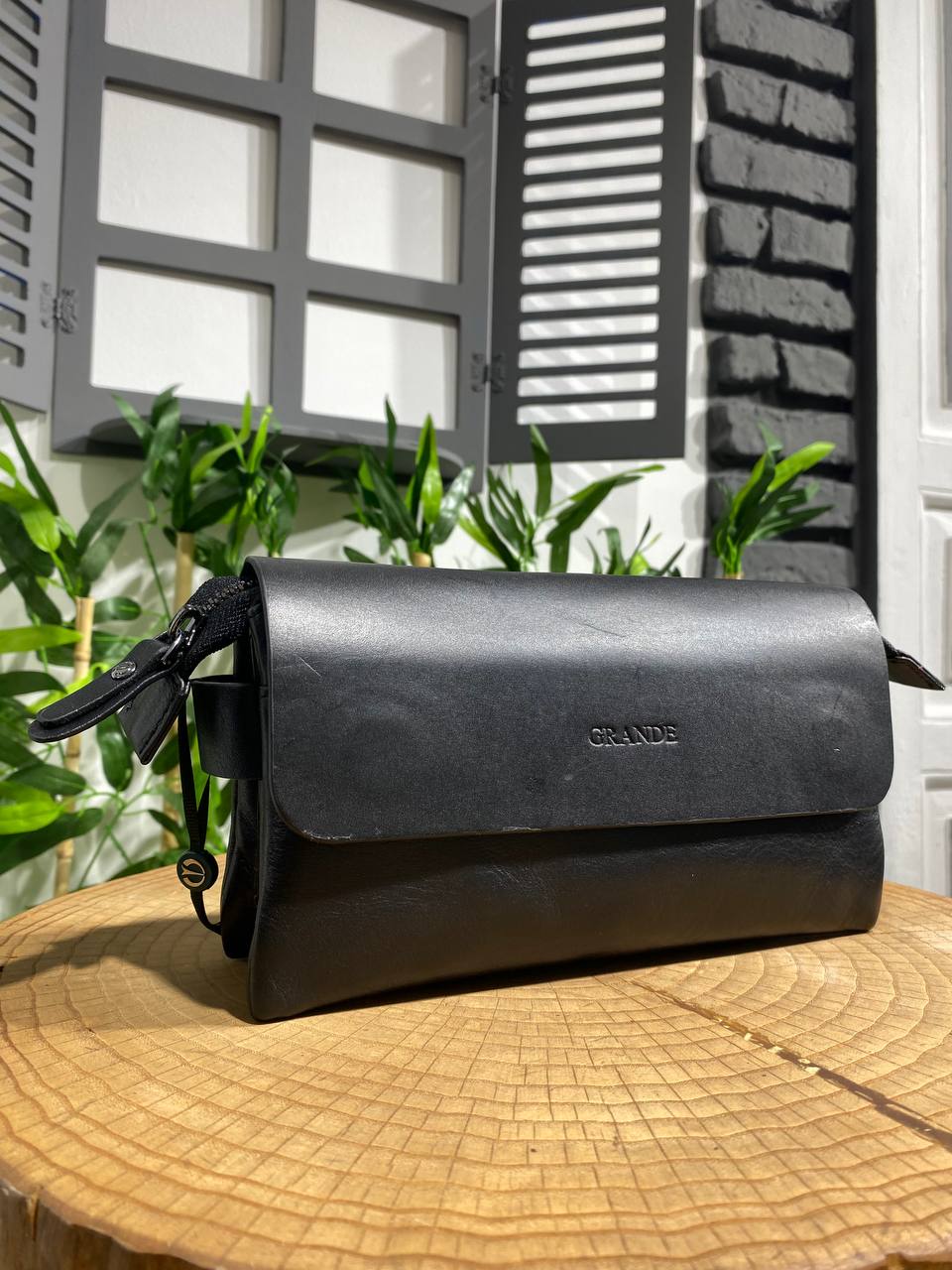 The Grande Black Leather Bag – Timeless Elegance for Modern Travel