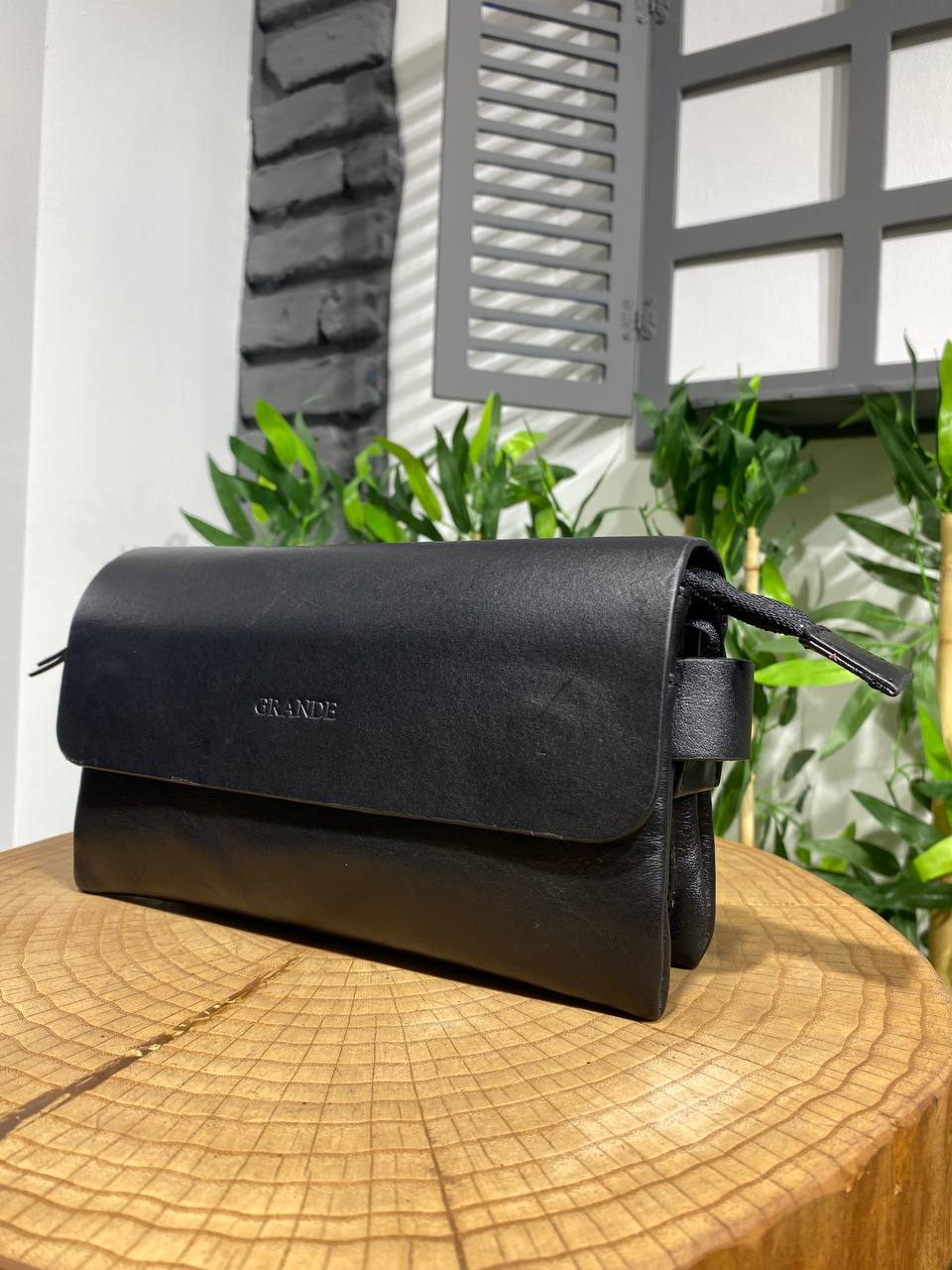 The Grande Black Leather Bag – Timeless Elegance for Modern Travel