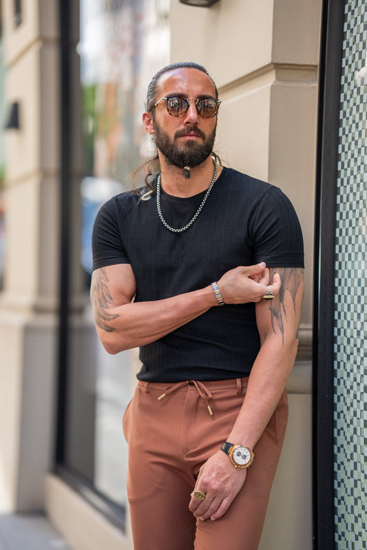 Camiseta negra con cuello redondo