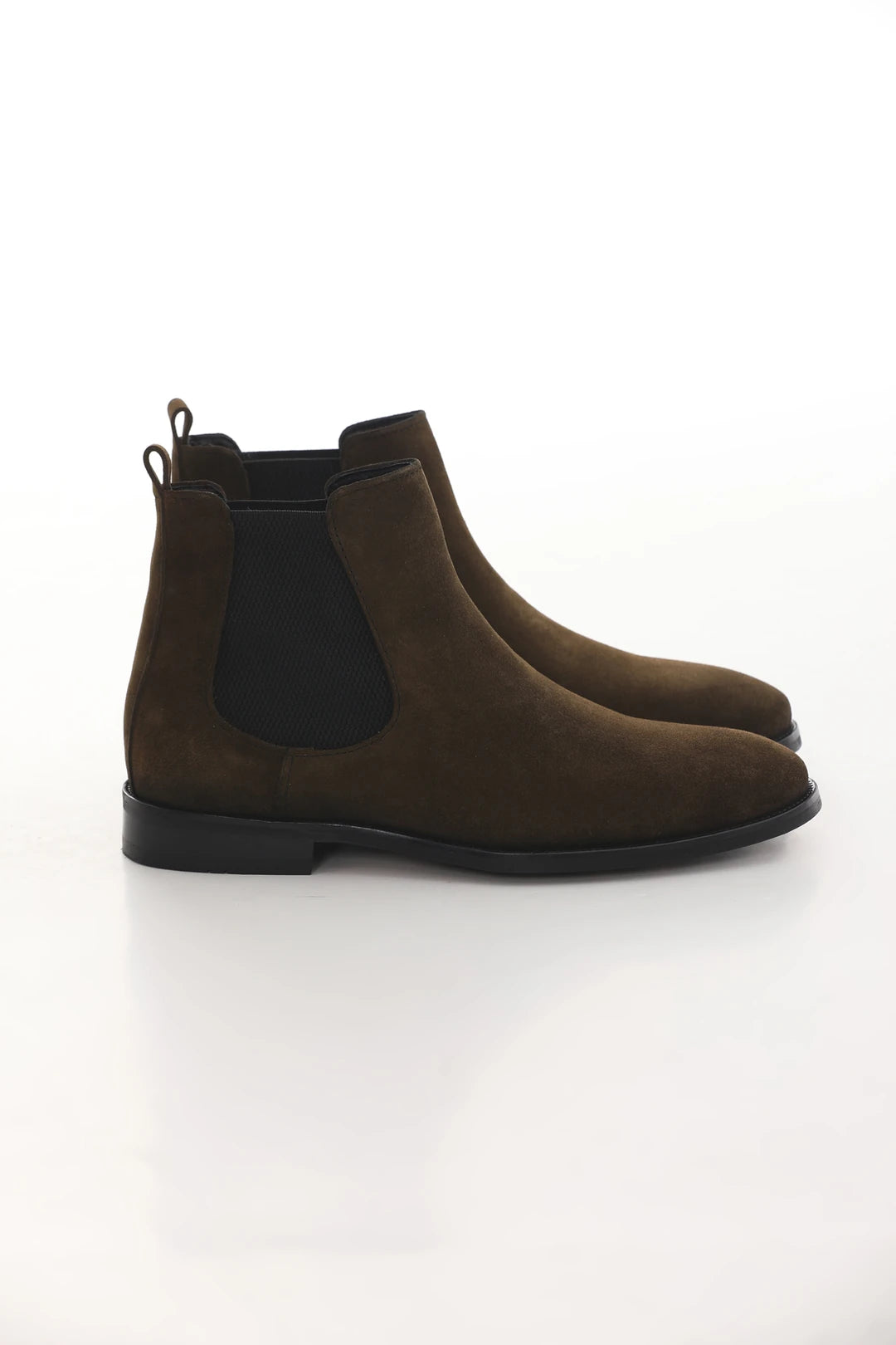 Khaki suede leather Chelsea boots with calfskin lining, injection sole, and 3.5 cm heel.