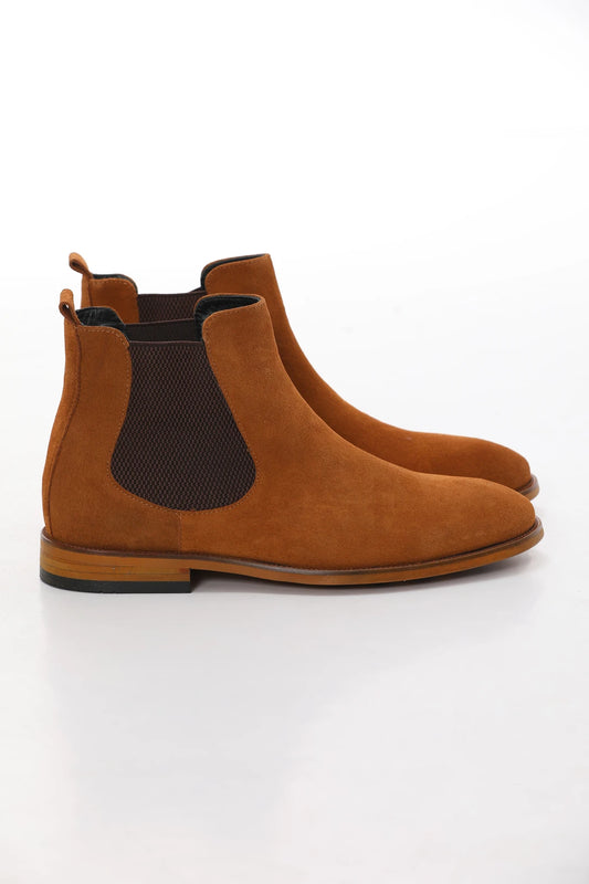 Brown suede Chelsea boots with calfskin lining and injection sole, designed for winter comfort.