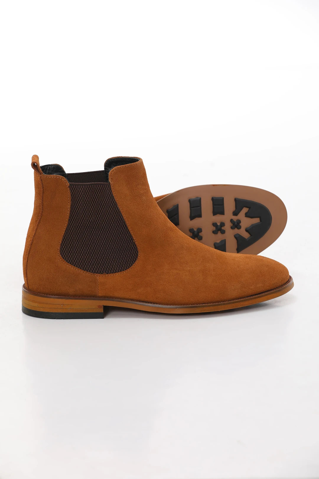 Brown suede Chelsea boots with calfskin lining and injection sole, designed for winter comfort.