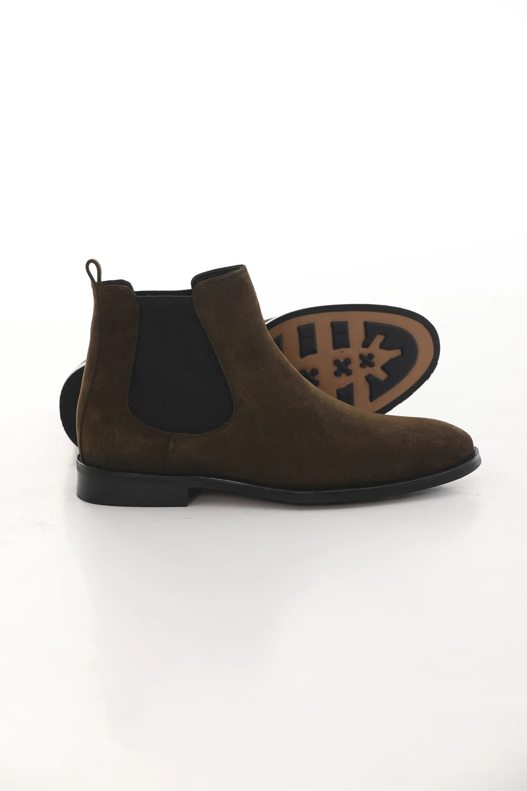 Khaki suede leather Chelsea boots with calfskin lining, injection sole, and 3.5 cm heel.