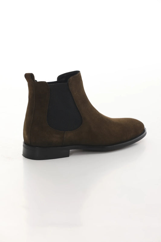 Khaki suede leather Chelsea boots with calfskin lining, injection sole, and 3.5 cm heel.