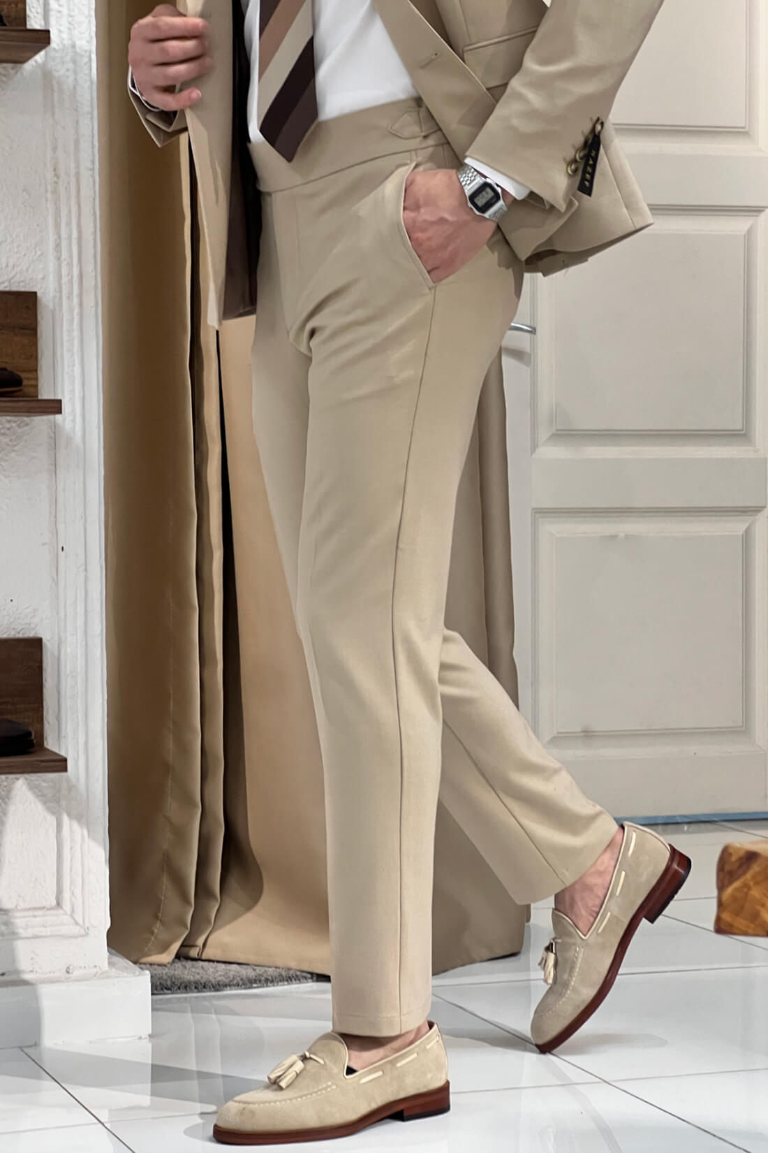 Traje de doble botonadura en beige